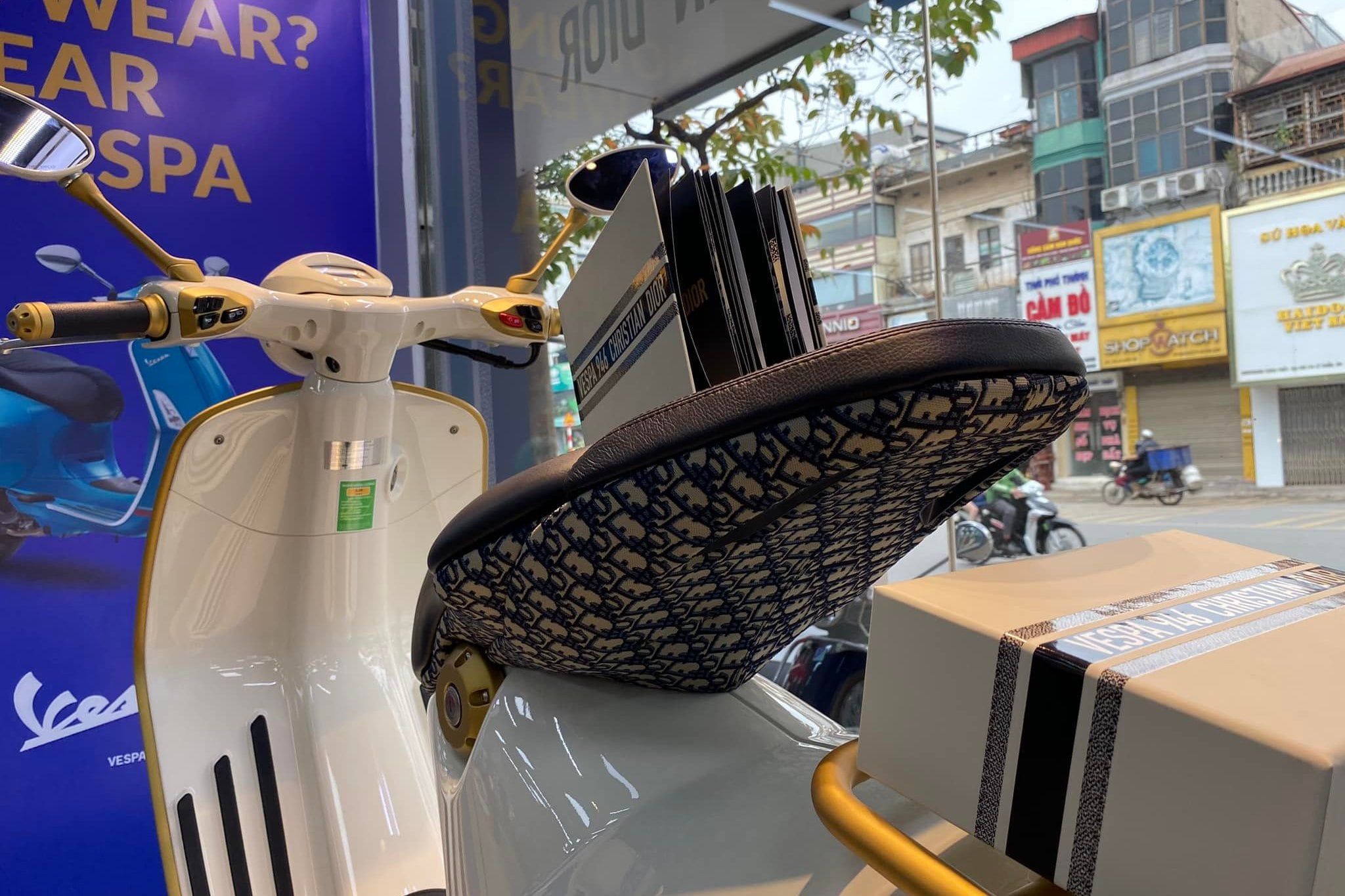 Dân buôn hét giá xe máy Vespa 946 Christian Dior gần 1 tỉ đồng tại Việt Nam   Tuổi Trẻ Online