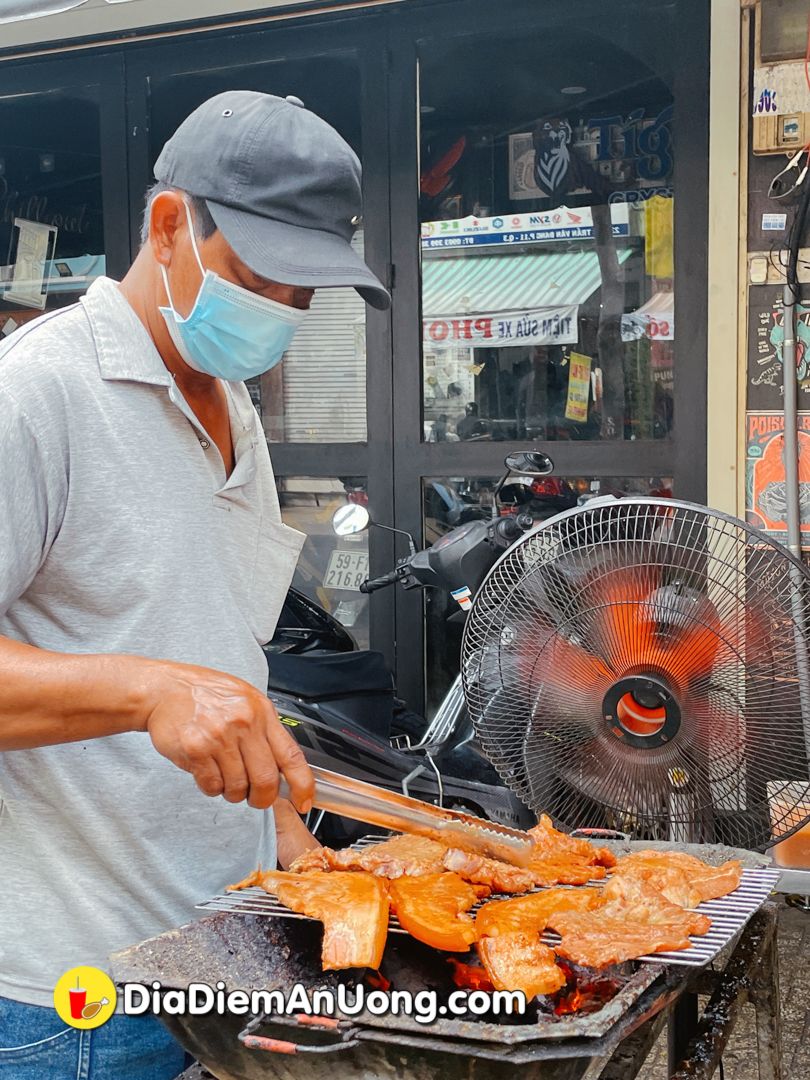 tiem com tam suon co don le bong giua pho bo nuong sai gon. ngon xiu up xiu down - anh 3