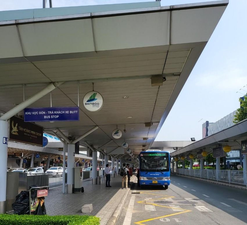 Xe buýt sân bay Tân Sơn Nhất sẽ giúp các bạn tiết kiệm thời gian và tiền bạc khi đi lại giữa sân bay và trung tâm thành phố. Hãy xem bức ảnh để hiểu thêm về tiện ích và độ chuyên nghiệp của dịch vụ này.