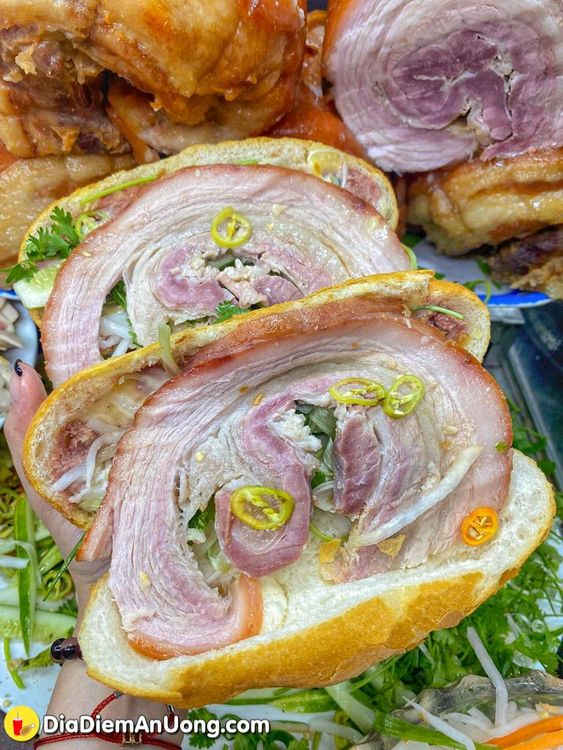 Siêu phẩm bánh mì ba rọi muối nguyên tảng độc đáo gia truyền hơn 40 năm ...