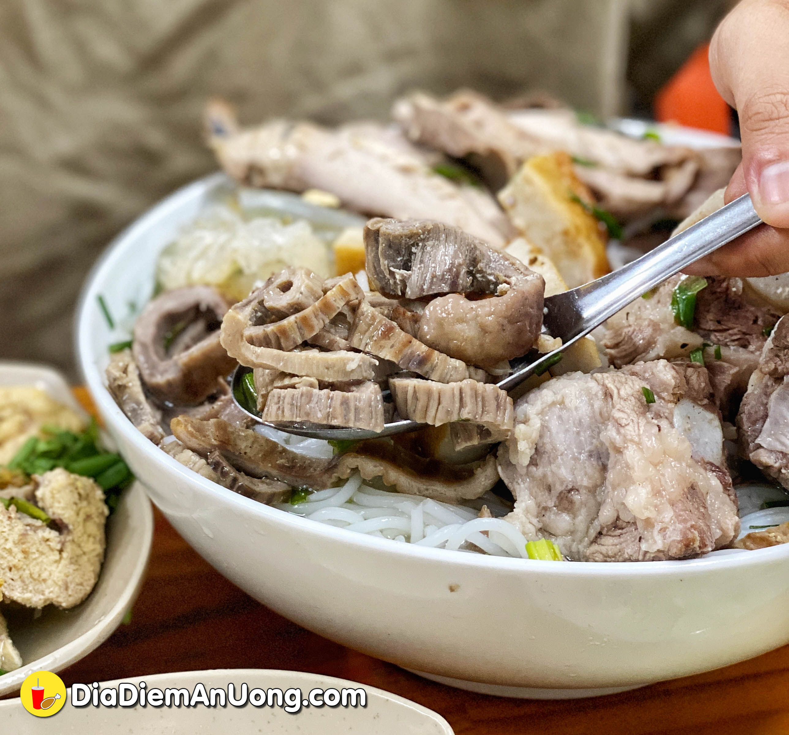 choang vang to bun cha sua nha trang khong lo full topping lan dau xuat hien o ben binh tan - anh 6