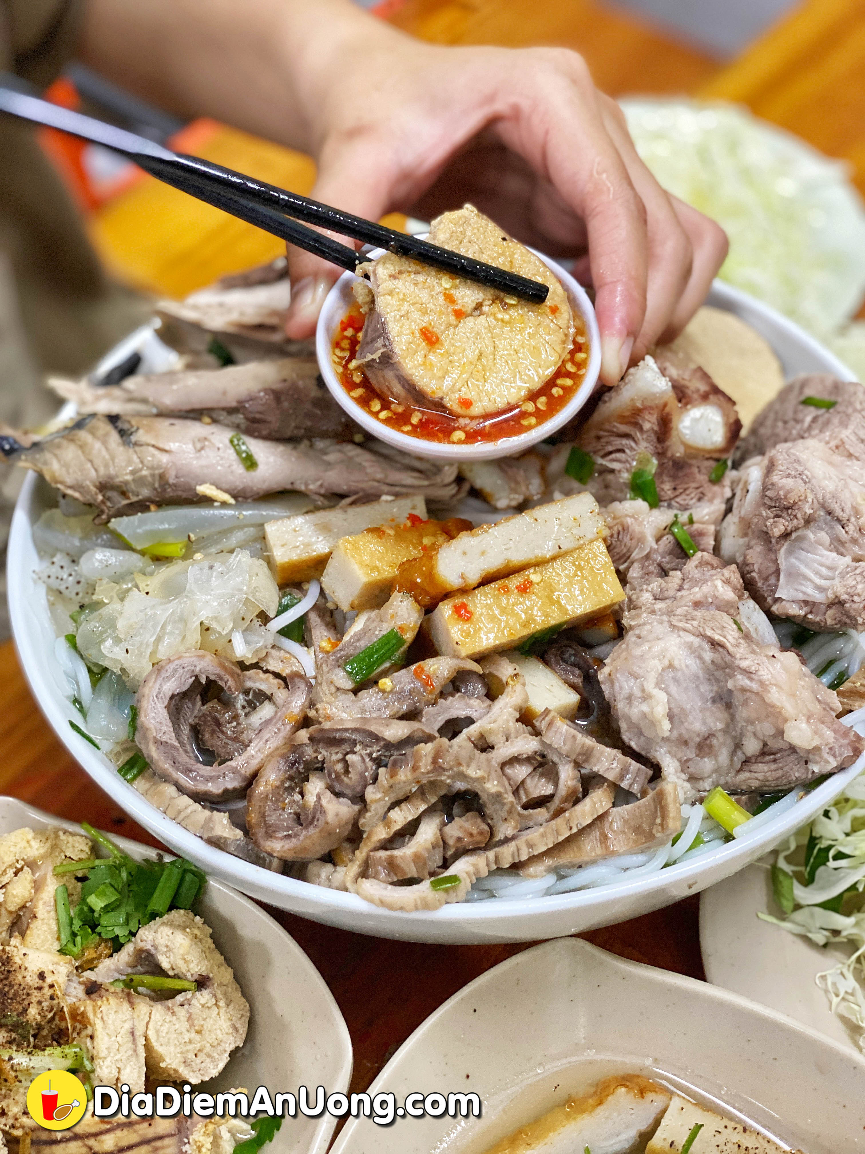 choang vang to bun cha sua nha trang khong lo full topping lan dau xuat hien o ben binh tan - anh 8