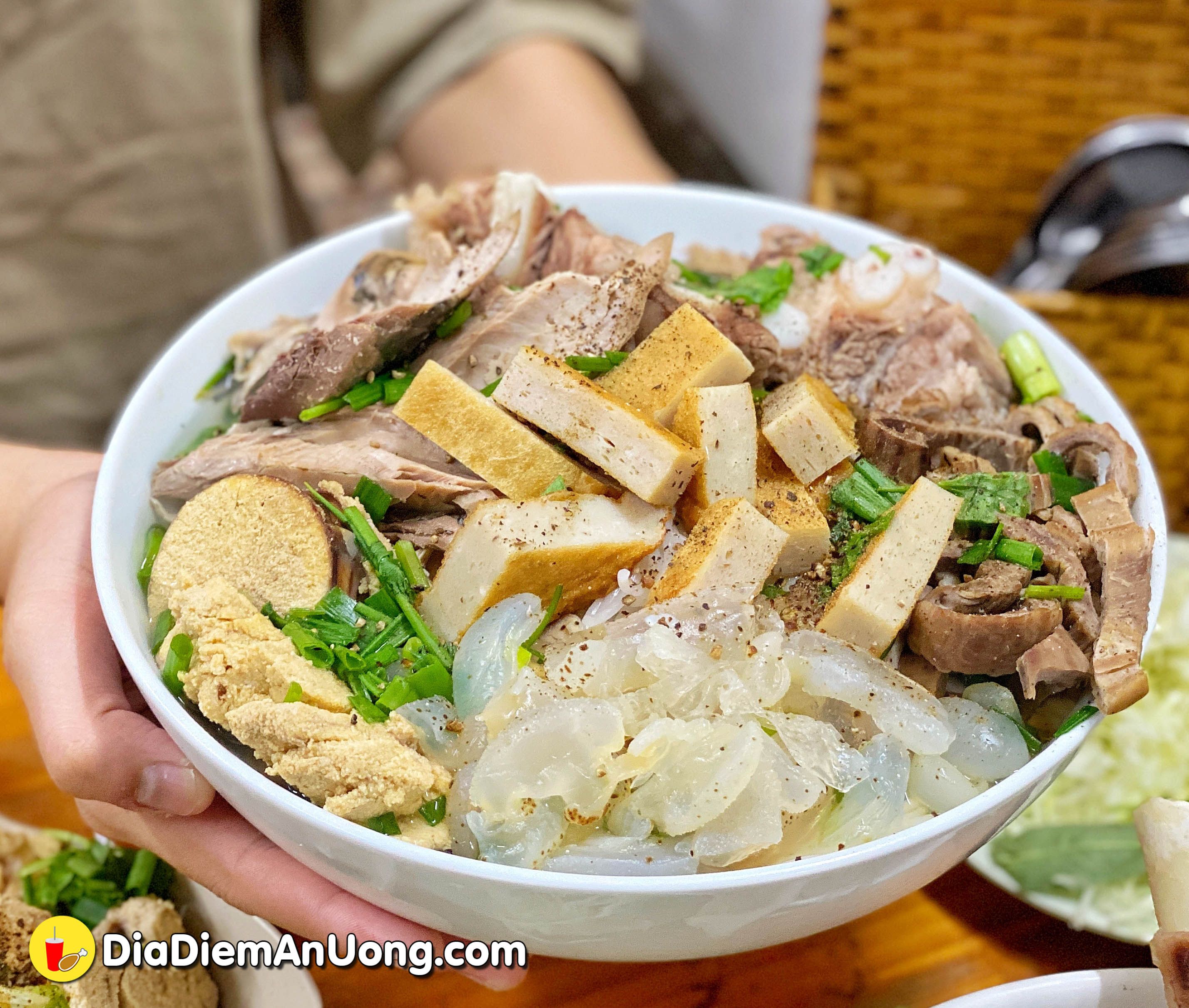 choang vang to bun cha sua nha trang khong lo full topping lan dau xuat hien o ben binh tan - anh 3