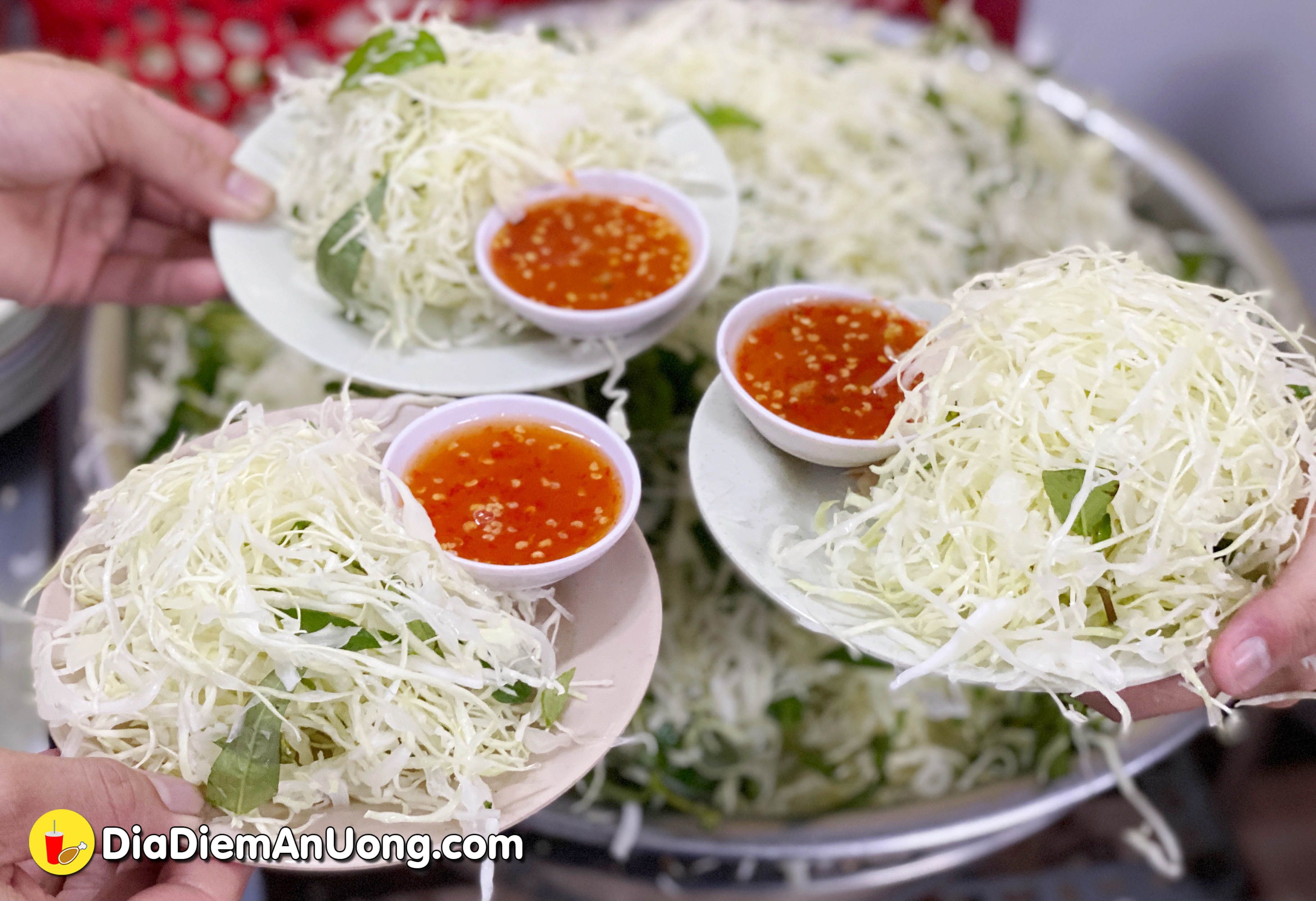 choang vang to bun cha sua nha trang khong lo full topping lan dau xuat hien o ben binh tan - anh 4