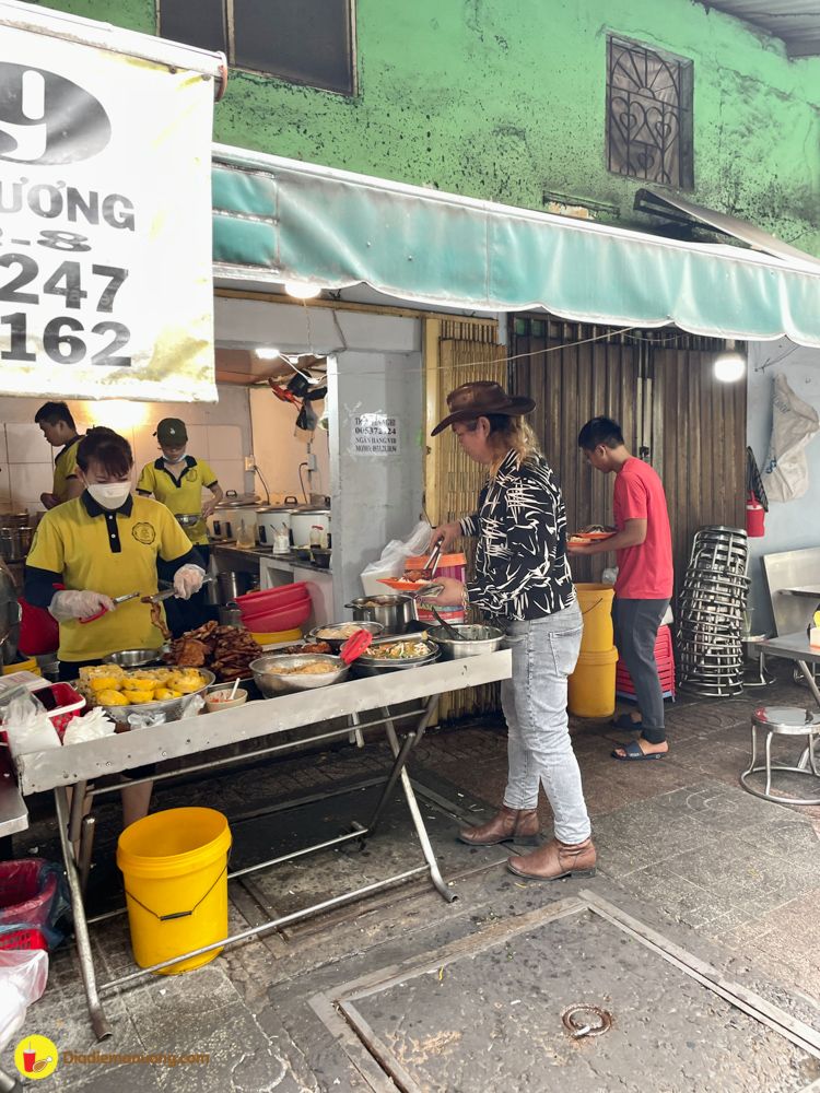 dia com tam suon bi cha cuc nhieu ma con re nhu cho cua ong chu style "cao boi"  - anh 2