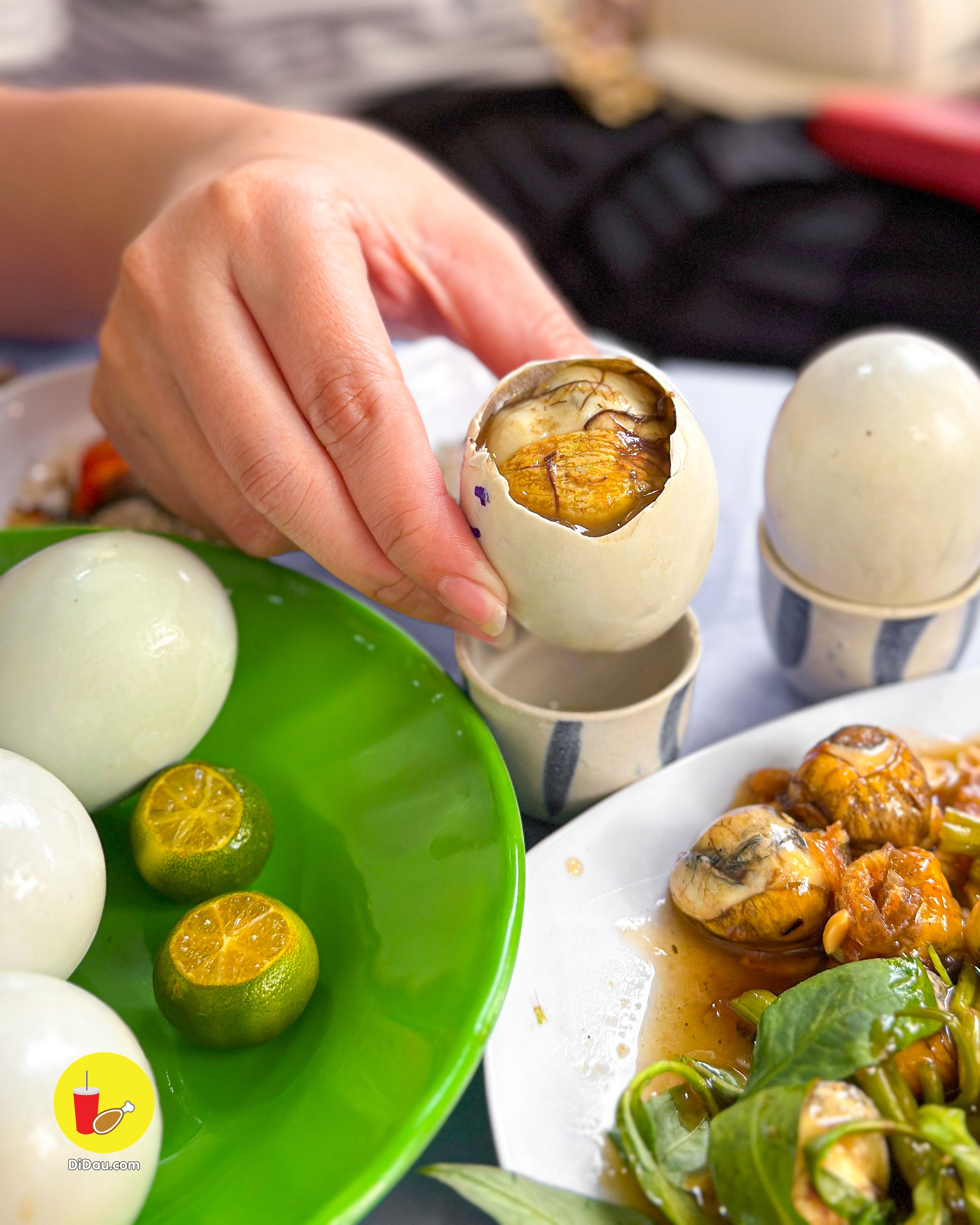 Quán hột vịt lộn mỗi ngày bán 1000 trứng, khách đứng xếp hàng dài - ảnh 5 quan hot vit lon moi ngay ban 1000 trung, khach dung xep hang dai - anh 5