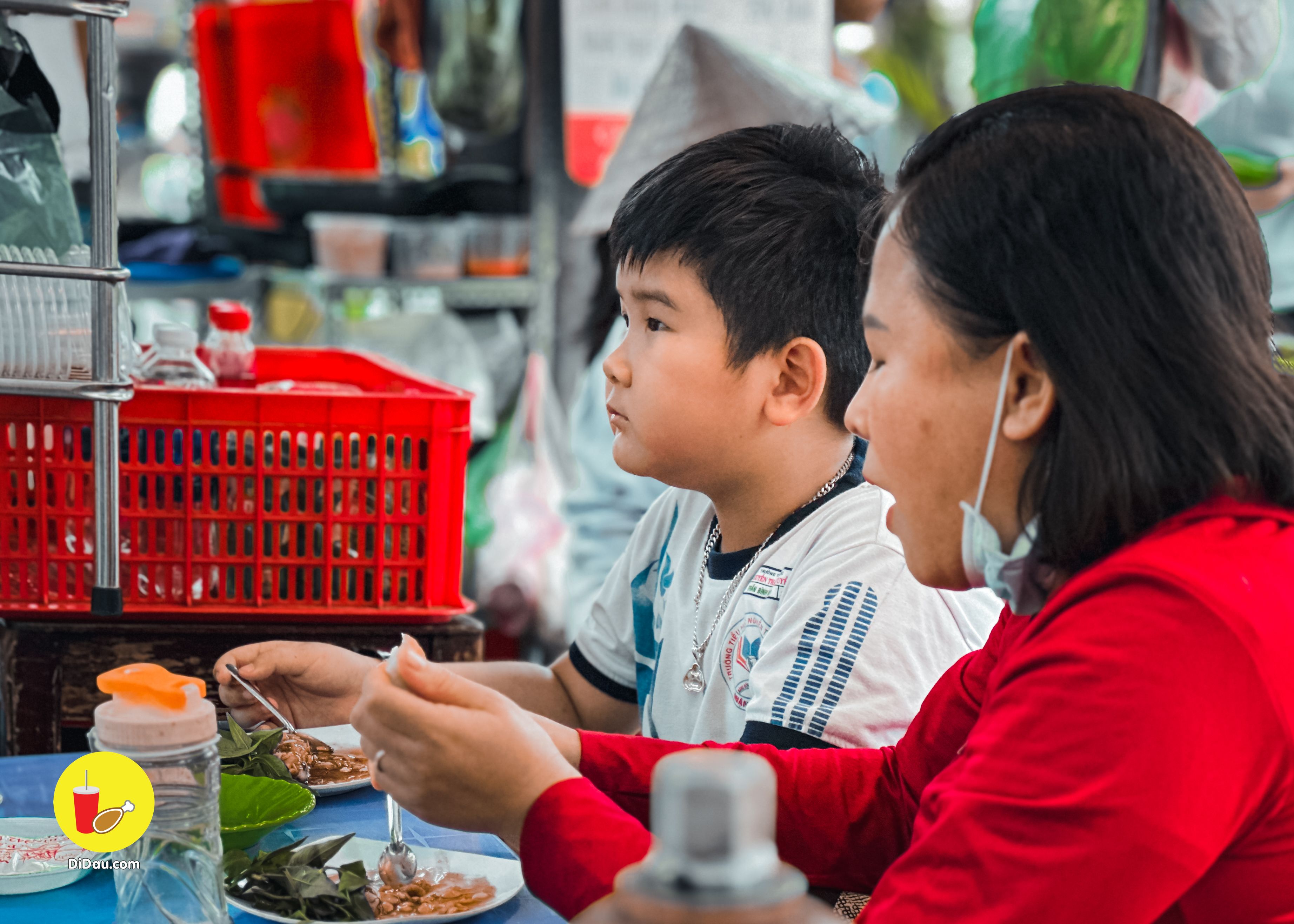 Quán hột vịt lộn mỗi ngày bán 1000 trứng, khách đứng xếp hàng dài - ảnh 18 quan hot vit lon moi ngay ban 1000 trung, khach dung xep hang dai - anh 18