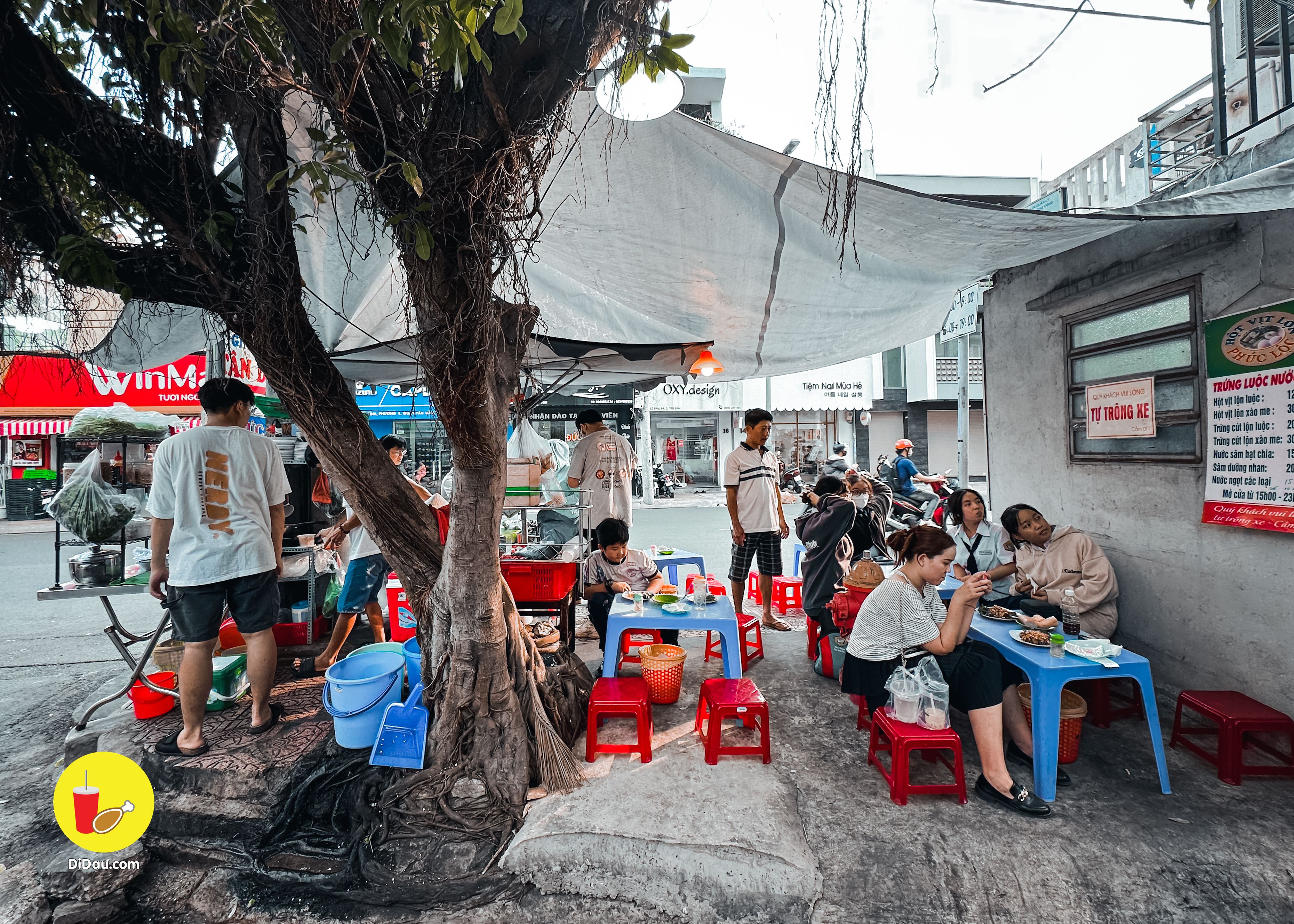 Quán hột vịt lộn mỗi ngày bán 1000 trứng, khách đứng xếp hàng dài - ảnh 17 quan hot vit lon moi ngay ban 1000 trung, khach dung xep hang dai - anh 17