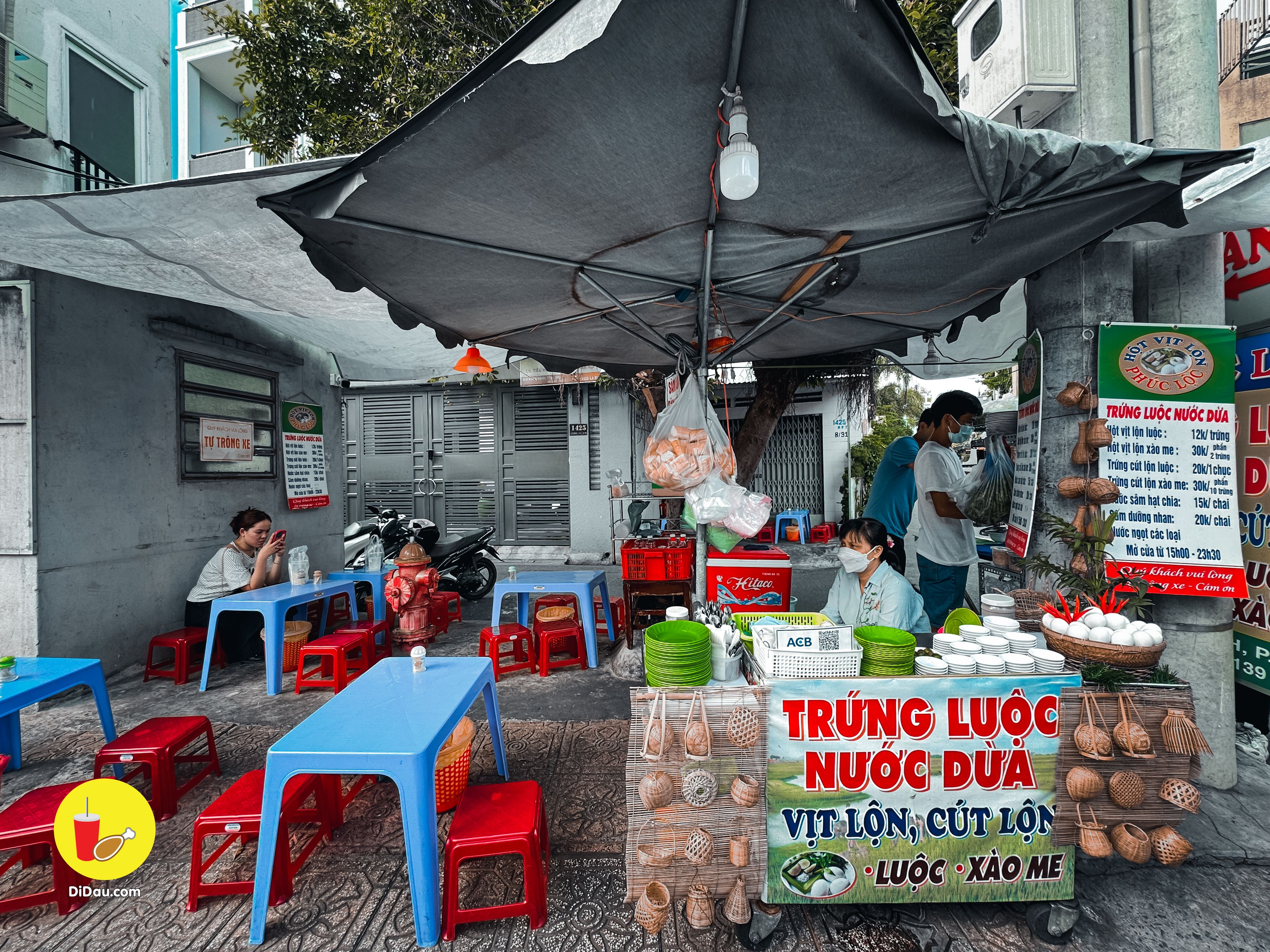 Quán hột vịt lộn mỗi ngày bán 1000 trứng, khách đứng xếp hàng dài - ảnh 16 quan hot vit lon moi ngay ban 1000 trung, khach dung xep hang dai - anh 16