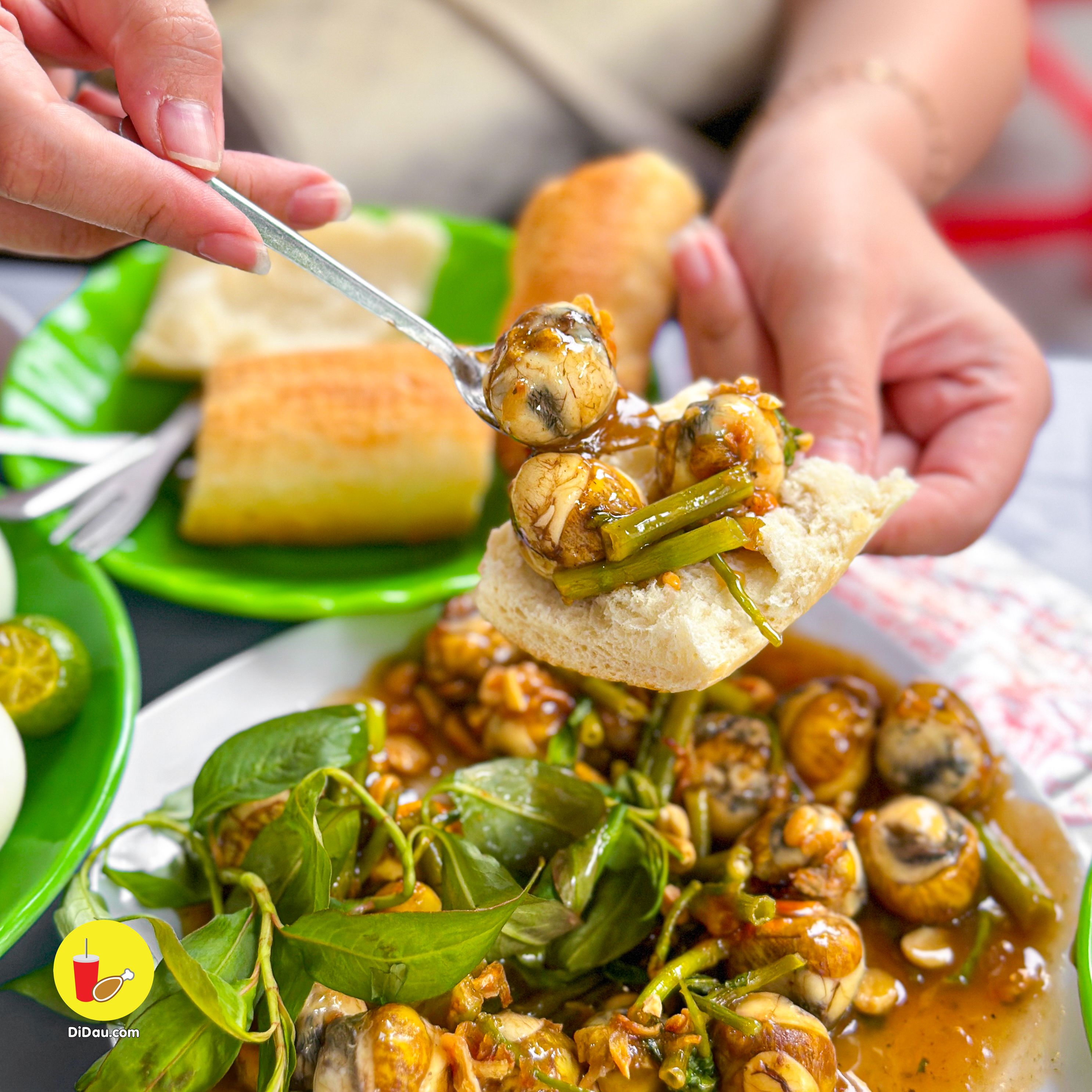 Quán hột vịt lộn mỗi ngày bán 1000 trứng, khách đứng xếp hàng dài - ảnh 15 quan hot vit lon moi ngay ban 1000 trung, khach dung xep hang dai - anh 15