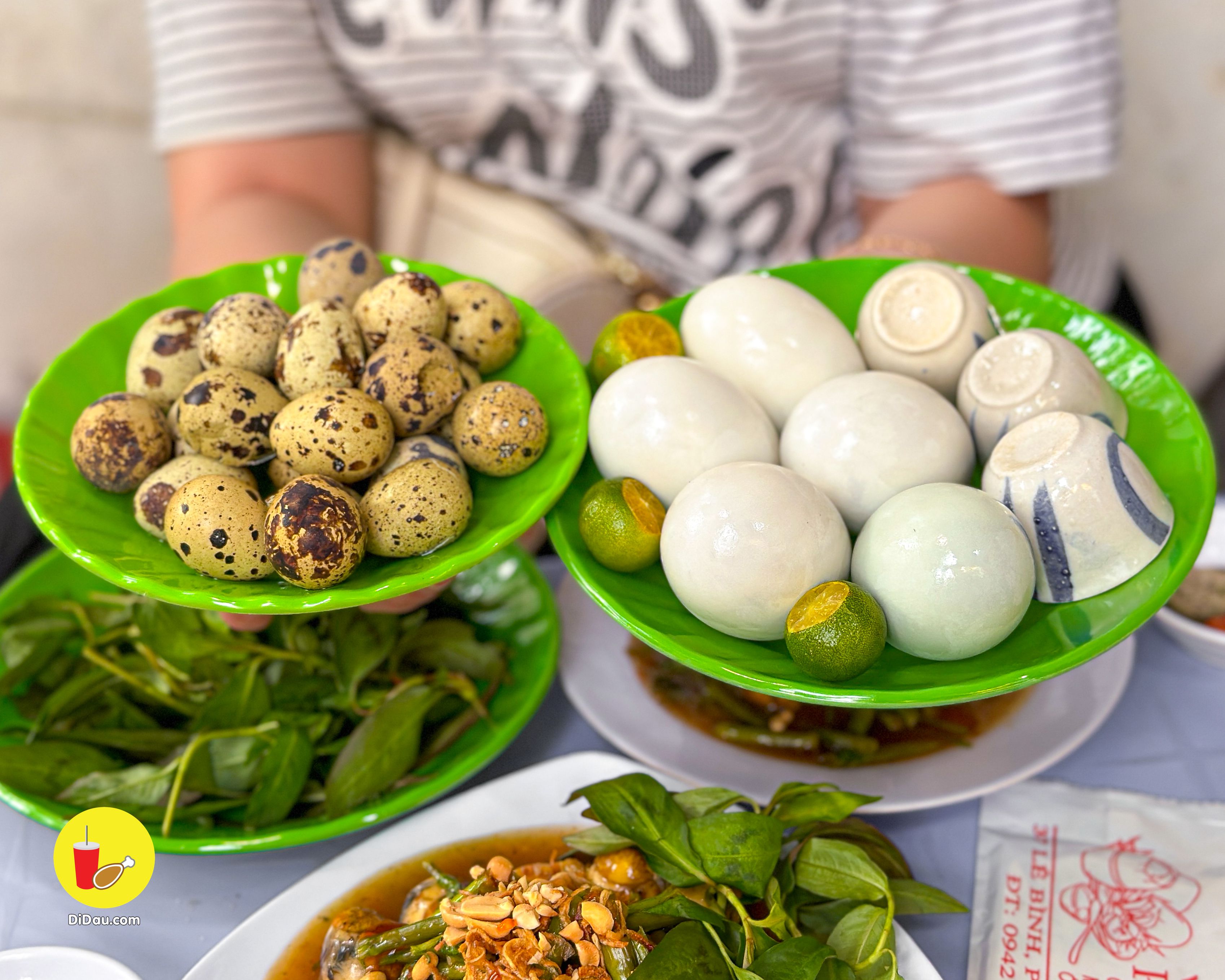 Quán hột vịt lộn mỗi ngày bán 1000 trứng, khách đứng xếp hàng dài - ảnh 2 quan hot vit lon moi ngay ban 1000 trung, khach dung xep hang dai - anh 2