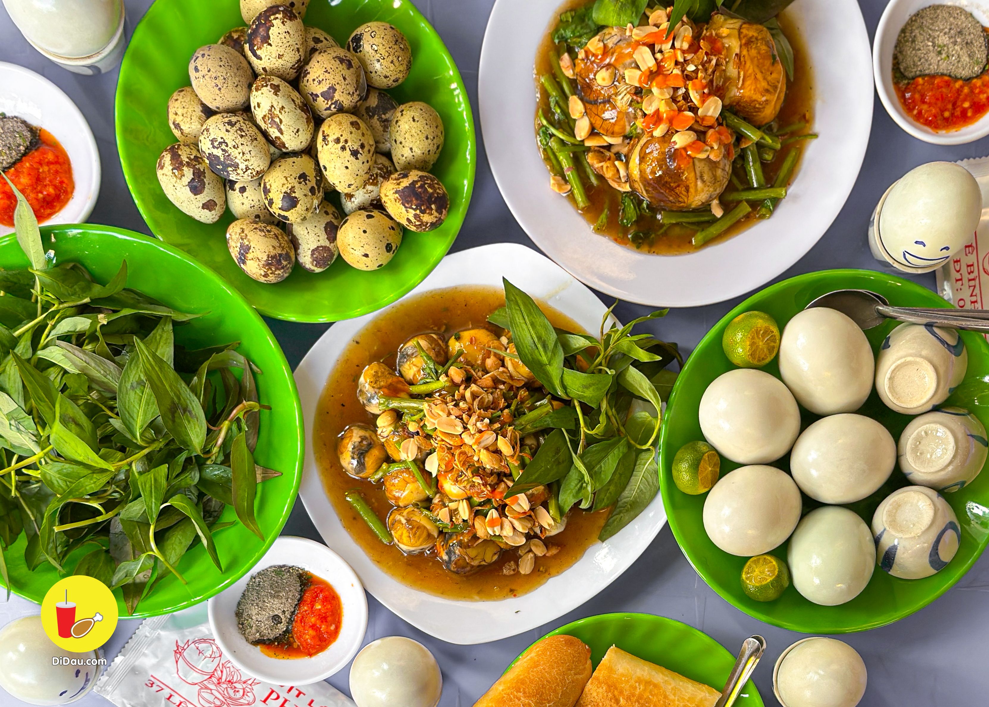 Quán hột vịt lộn mỗi ngày bán 1000 trứng, khách đứng xếp hàng dài - ảnh 1 quan hot vit lon moi ngay ban 1000 trung, khach dung xep hang dai - anh 1