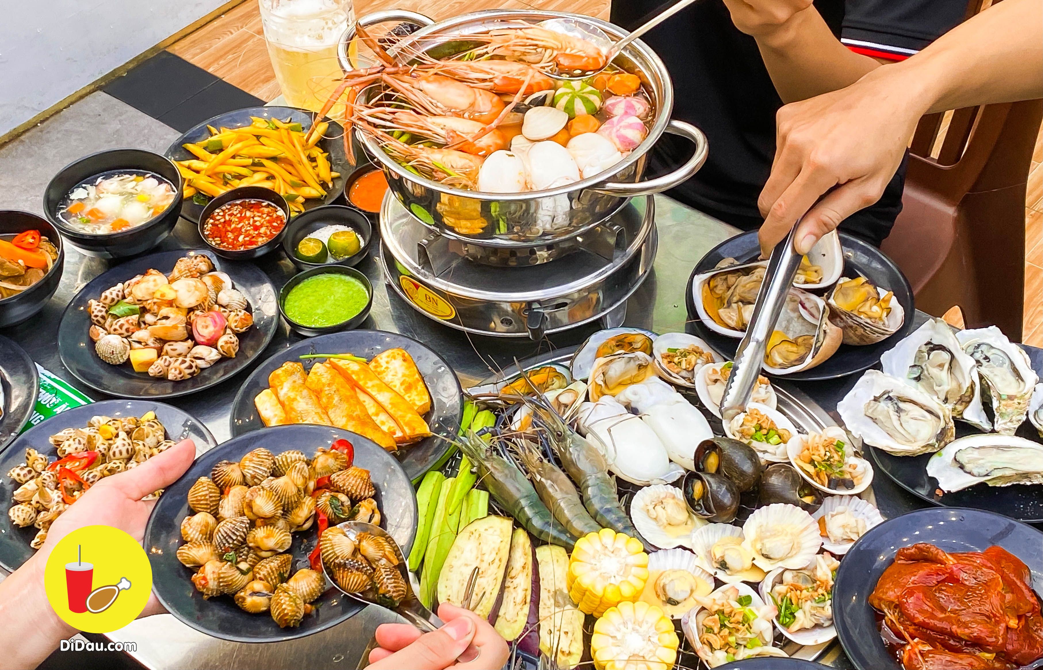 co gi o buffet hai san -thit nuong bbq chi 219k ma dong nghet khach ben luy ban bich - anh 3