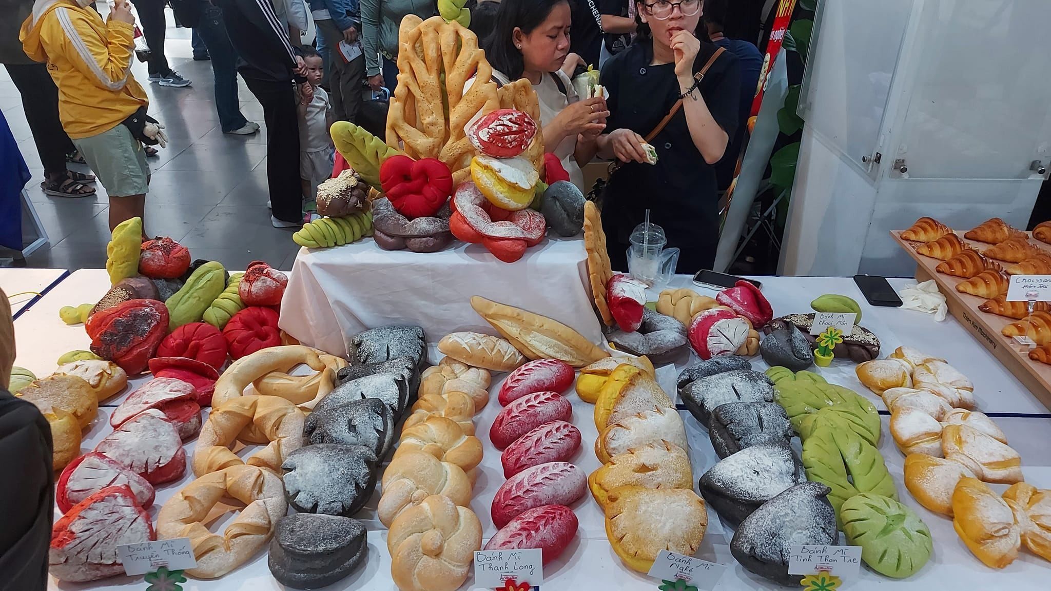 le hoi banh mi quy tu nhieu thuong hieu noi tieng: gian hang banh mi pew pew, abc bakery dong nghet - anh 7