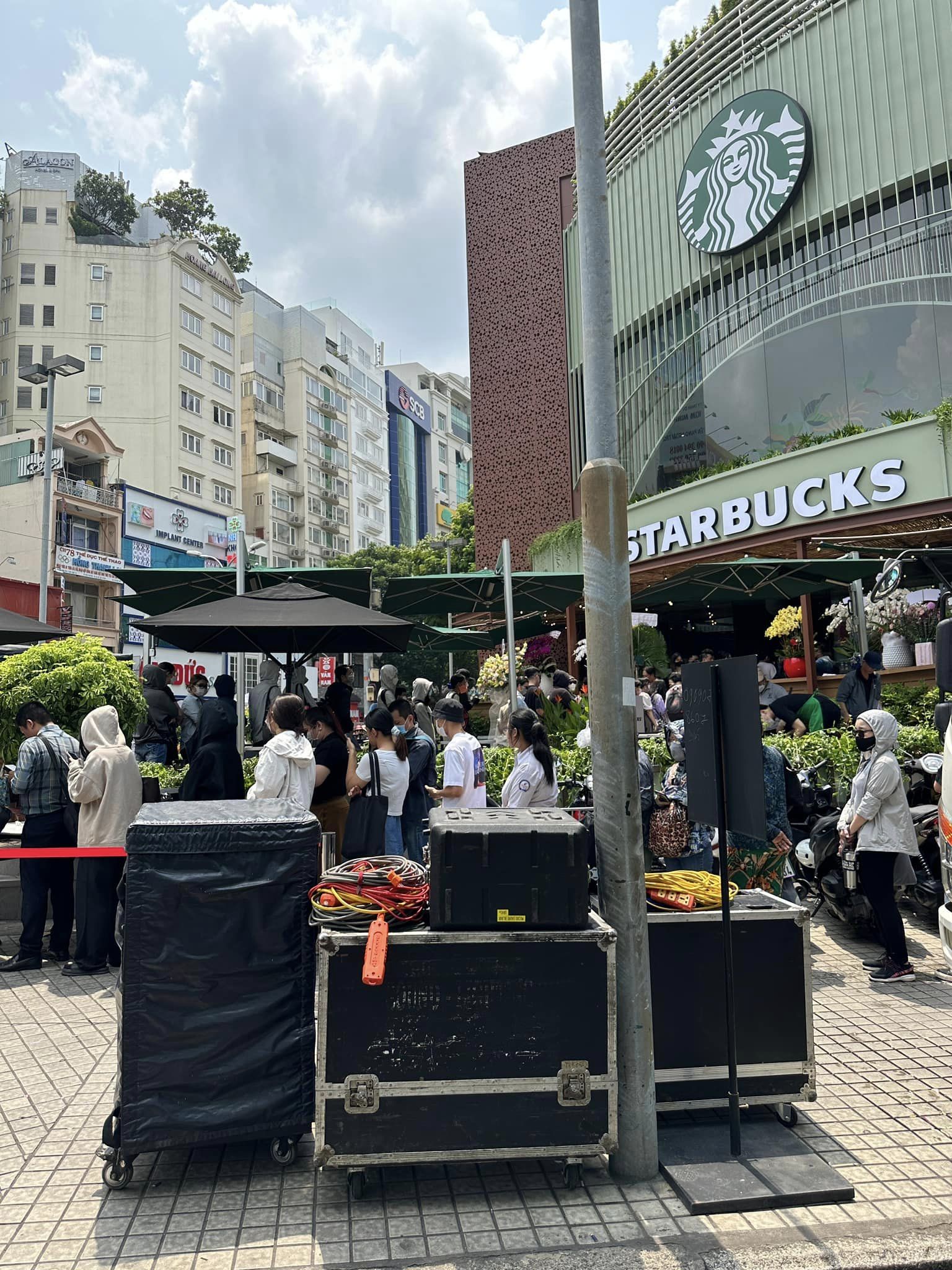 duy nhat hom nay starbucks khuyen mai mua 1 tang 1, hang dai nguoi xep hang nhan ly - anh 11