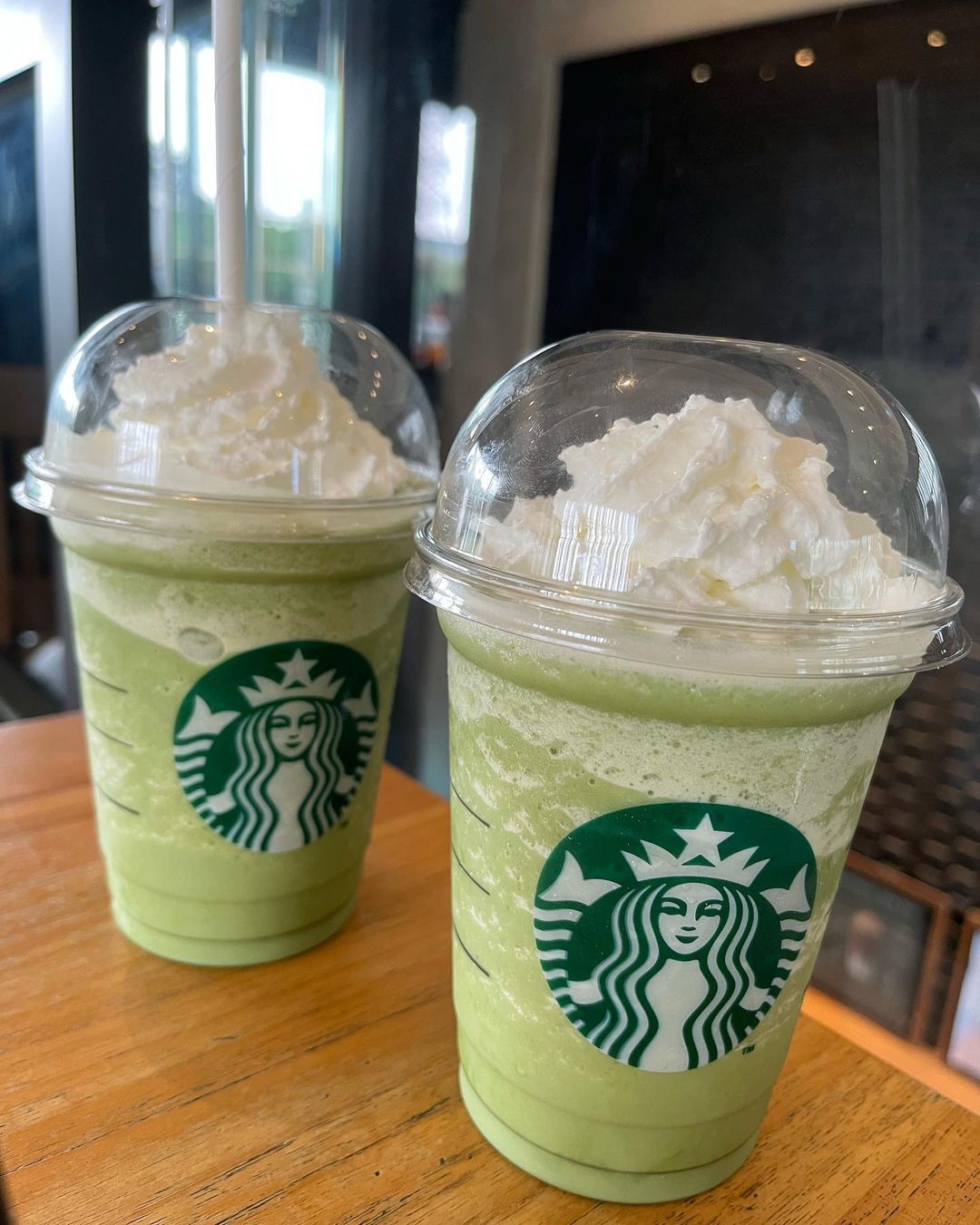 duy nhat hom nay starbucks khuyen mai mua 1 tang 1, hang dai nguoi xep hang nhan ly - anh 1