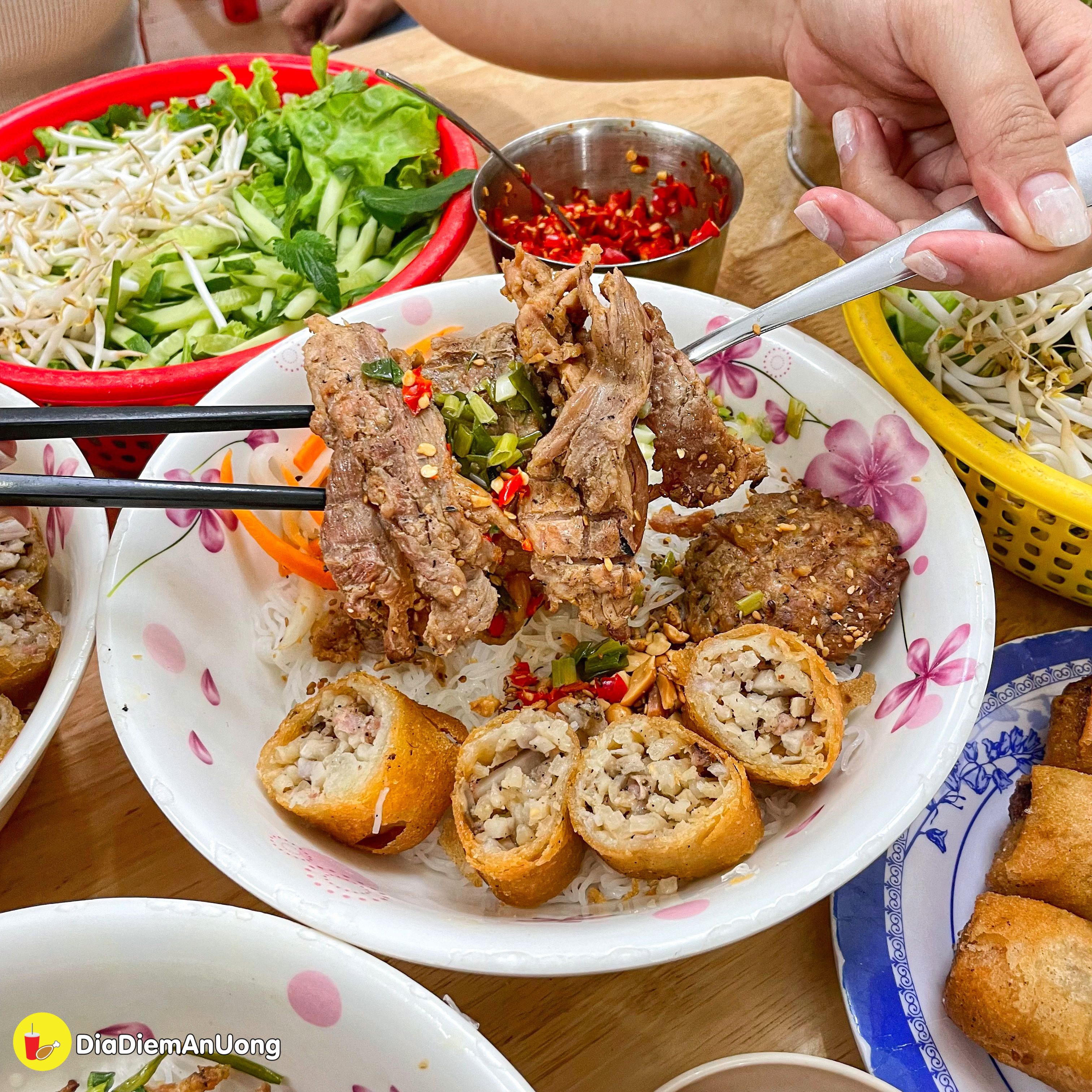 duoc chung nhan michelin guide - tiem bun thit nuong gia binh dan gay to mo o tan binh - anh 11