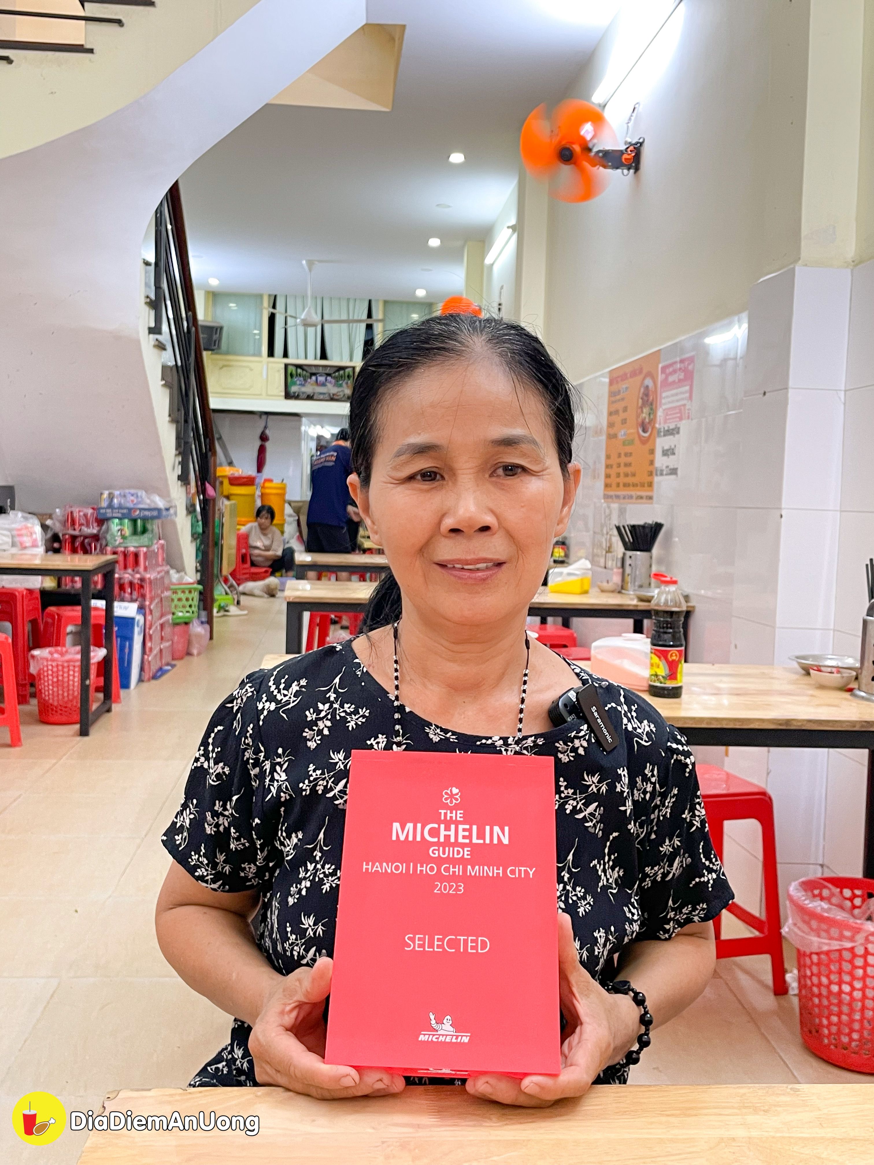 duoc chung nhan michelin guide - tiem bun thit nuong gia binh dan gay to mo o tan binh - anh 14