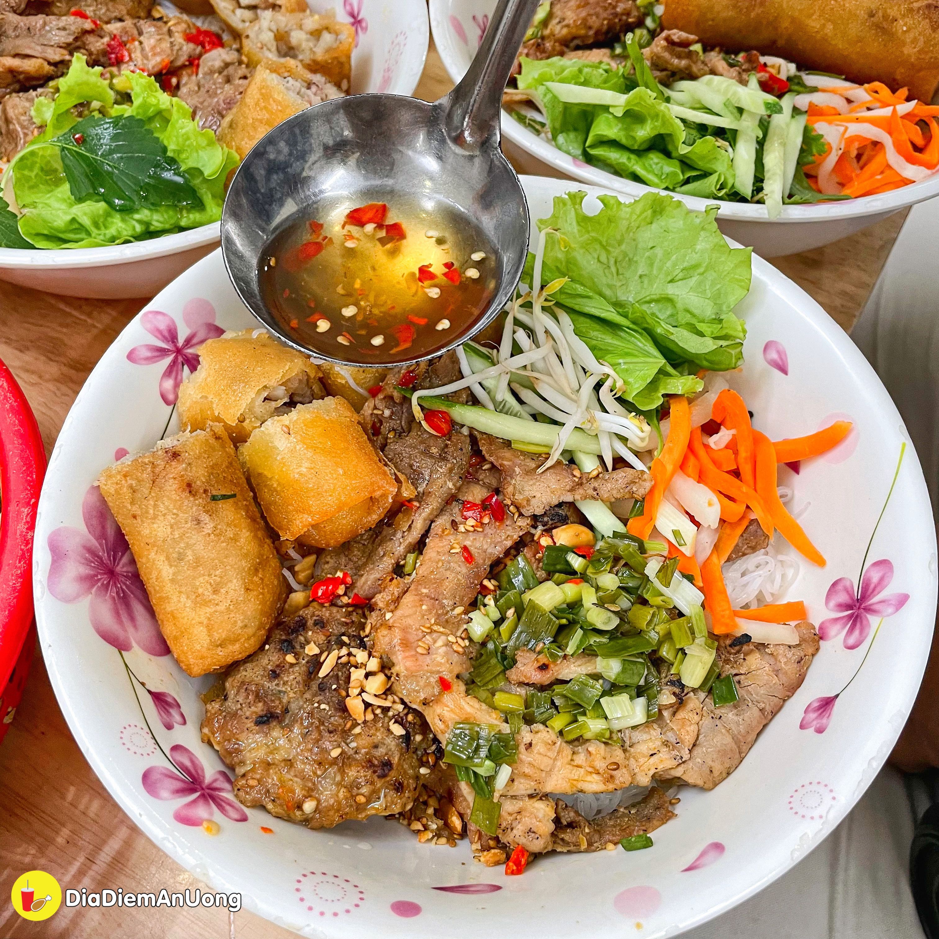 duoc chung nhan michelin guide - tiem bun thit nuong gia binh dan gay to mo o tan binh - anh 13