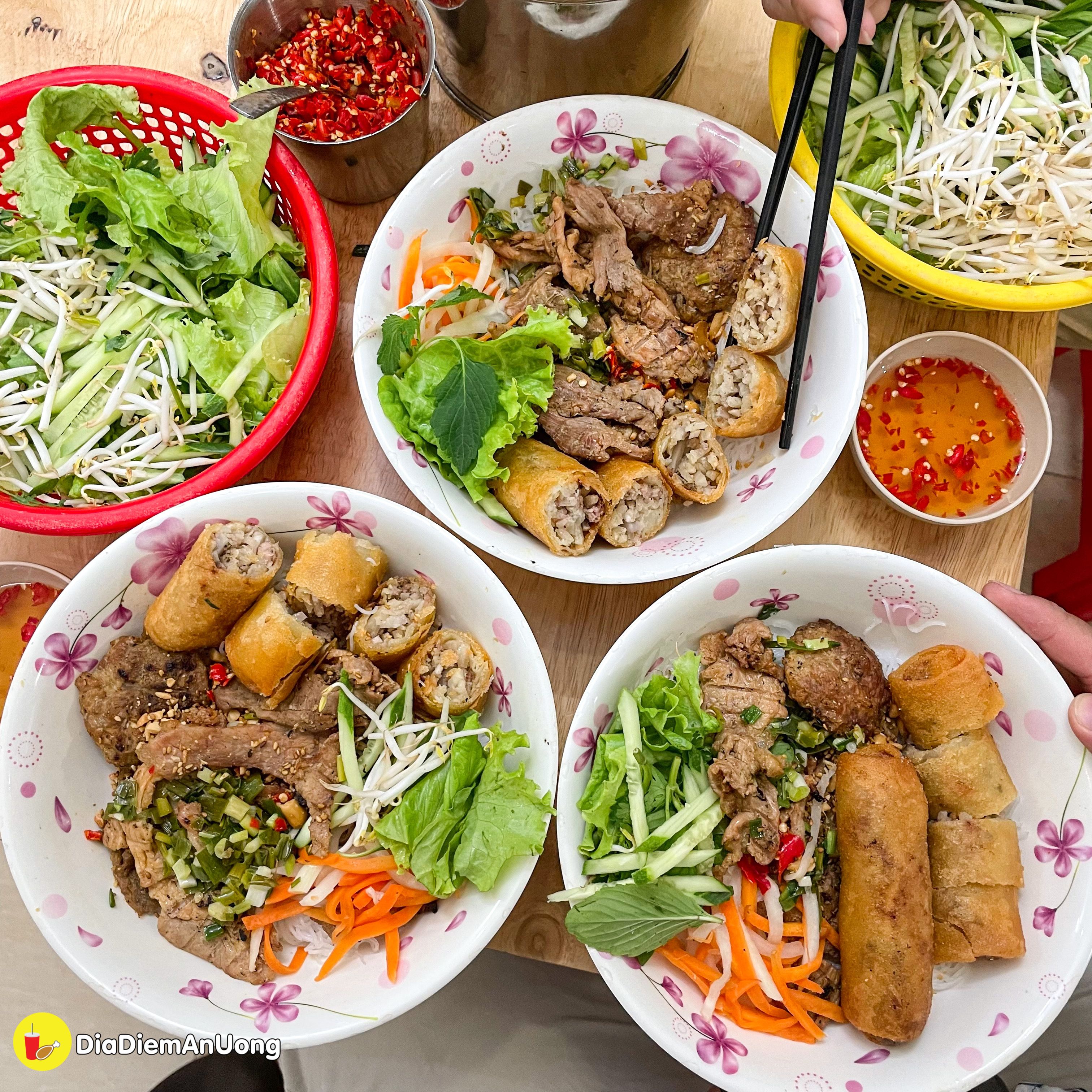 duoc chung nhan michelin guide - tiem bun thit nuong gia binh dan gay to mo o tan binh - anh 1