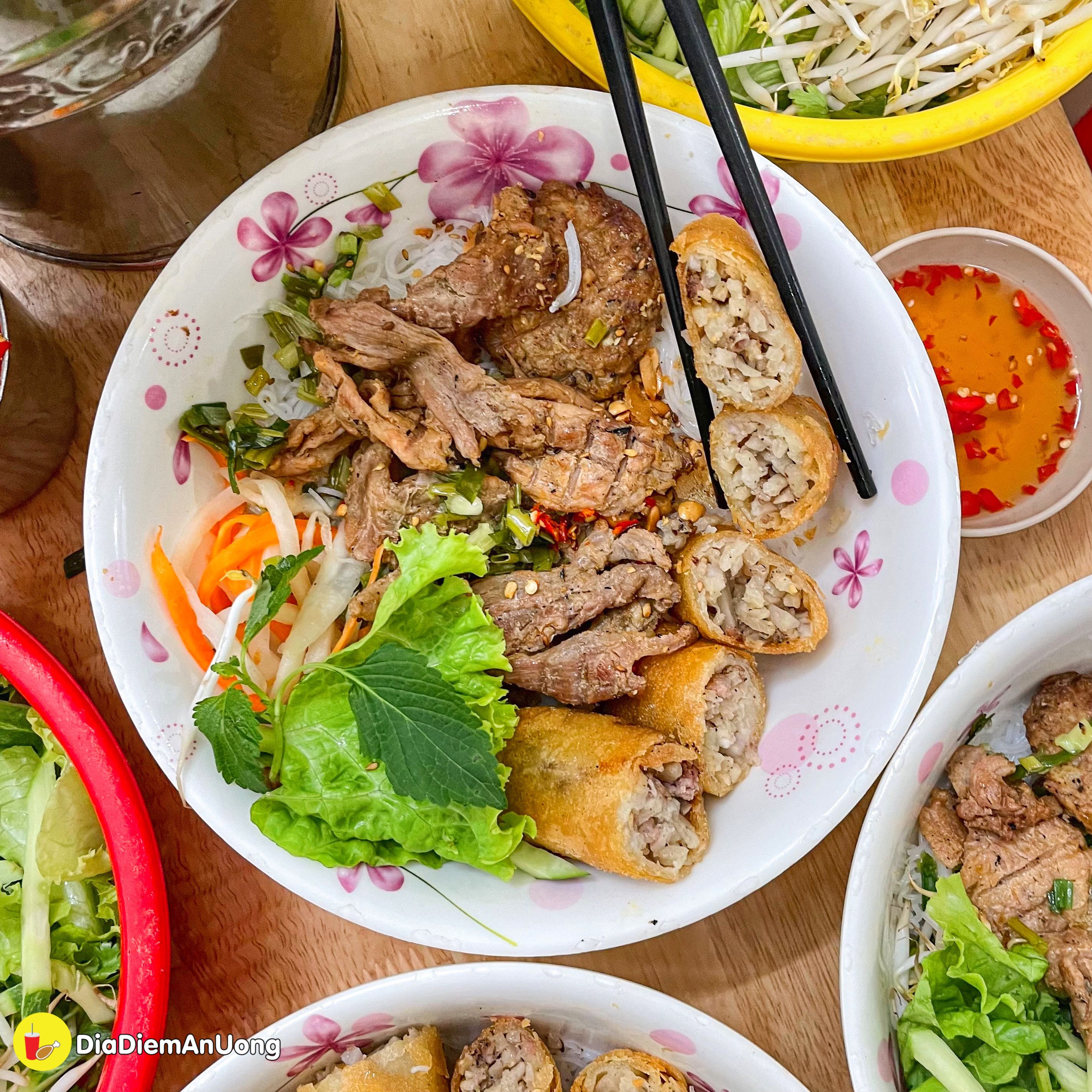 duoc chung nhan michelin guide - tiem bun thit nuong gia binh dan gay to mo o tan binh - anh 12