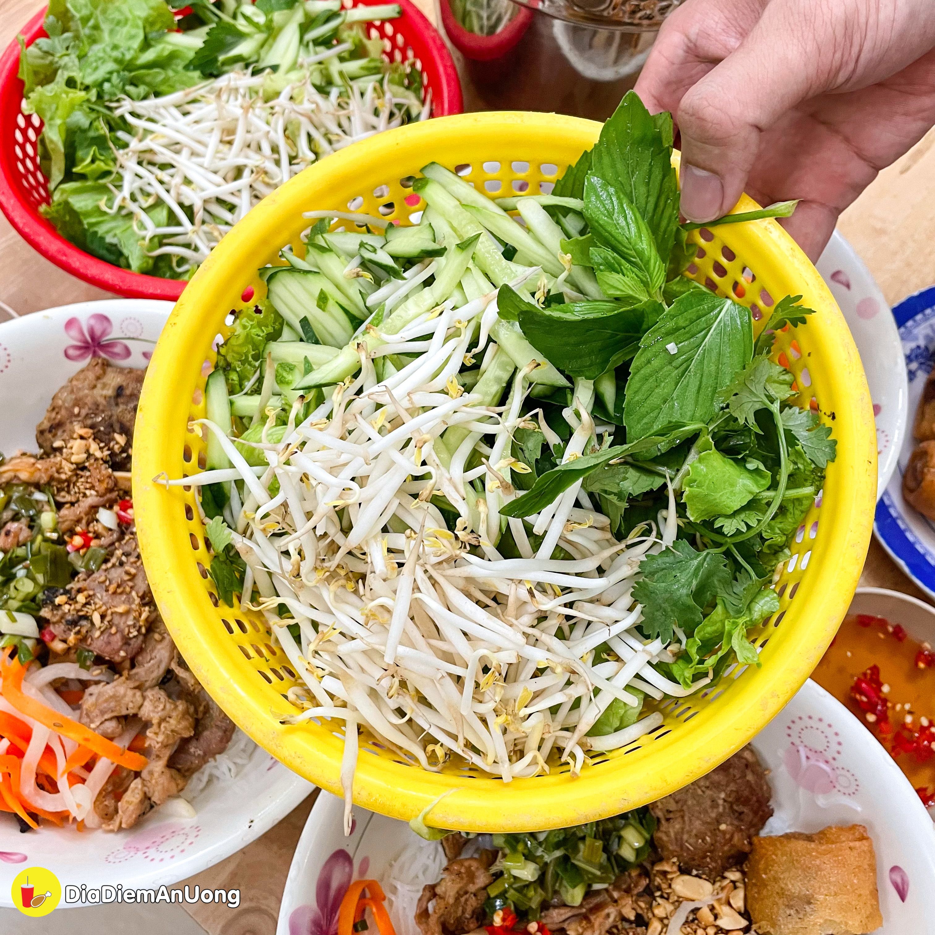 duoc chung nhan michelin guide - tiem bun thit nuong gia binh dan gay to mo o tan binh - anh 10