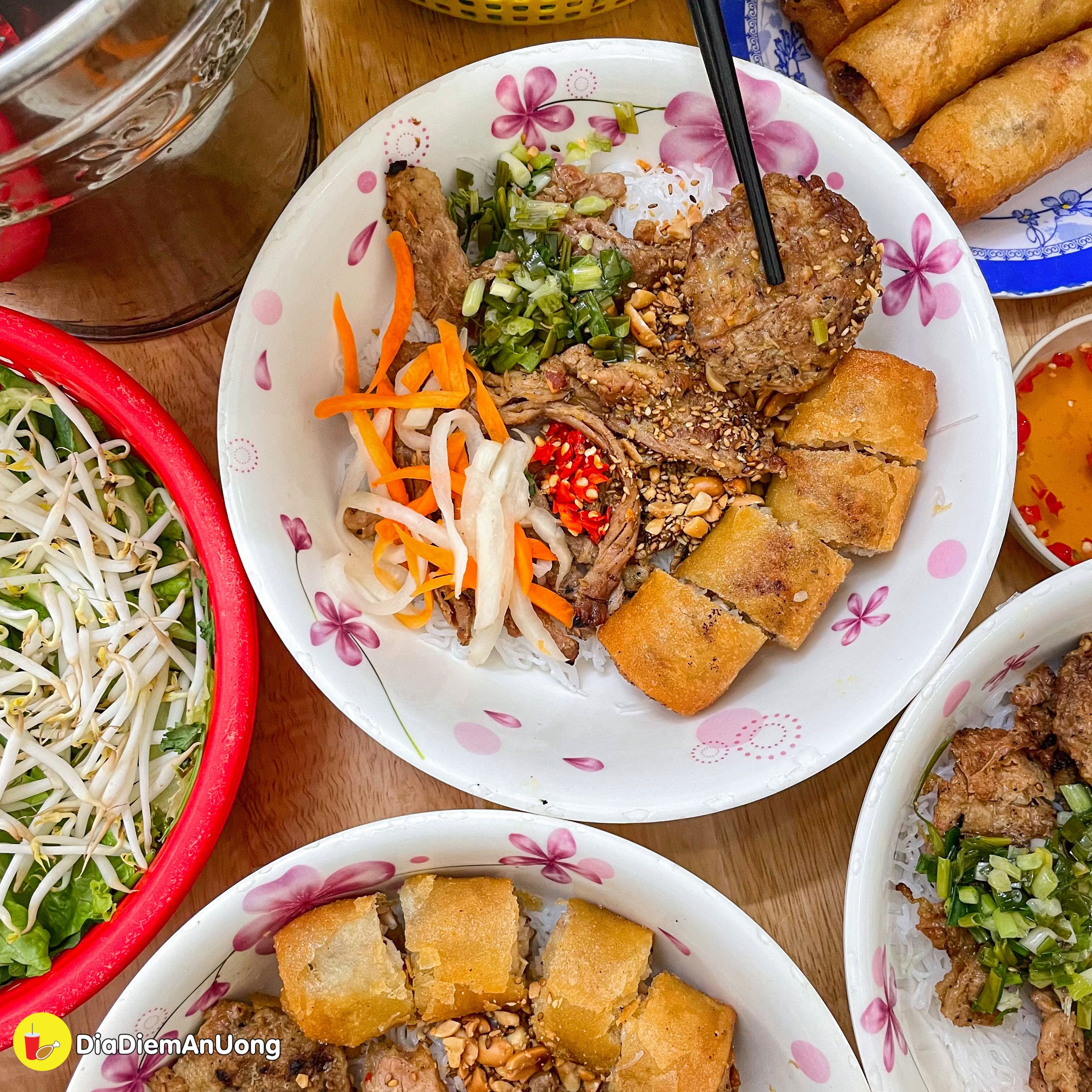 duoc chung nhan michelin guide - tiem bun thit nuong gia binh dan gay to mo o tan binh - anh 8