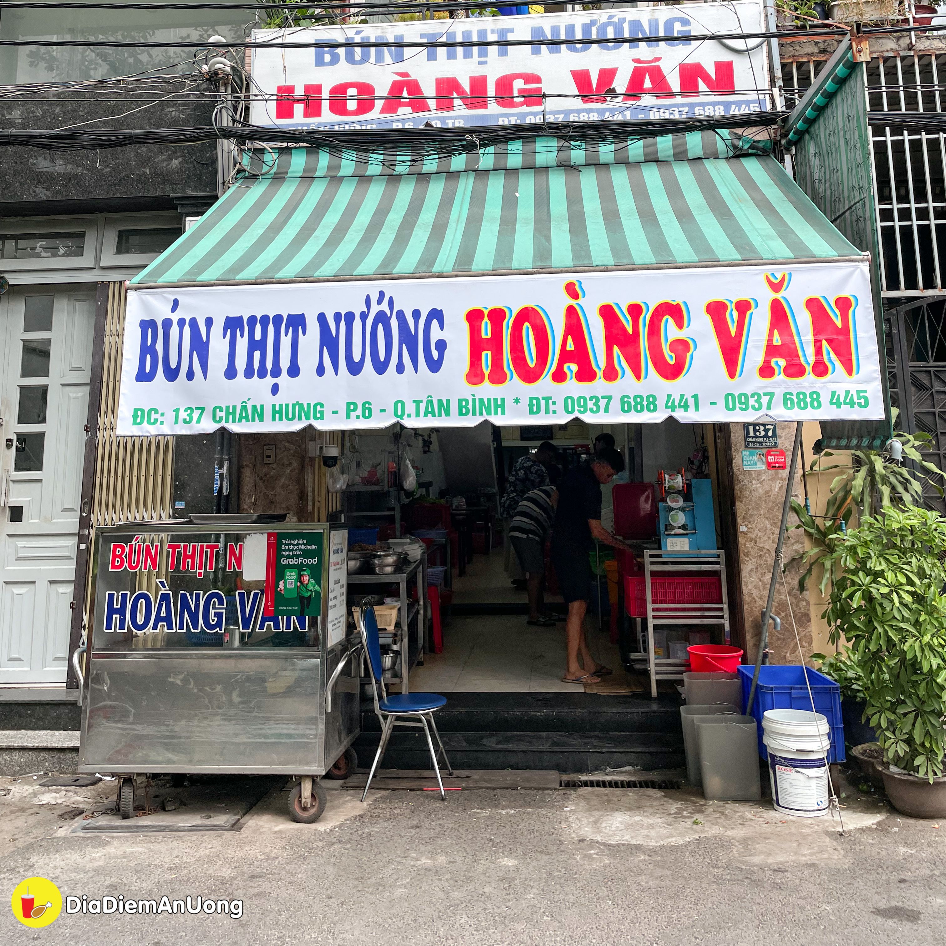 duoc chung nhan michelin guide - tiem bun thit nuong gia binh dan gay to mo o tan binh - anh 2