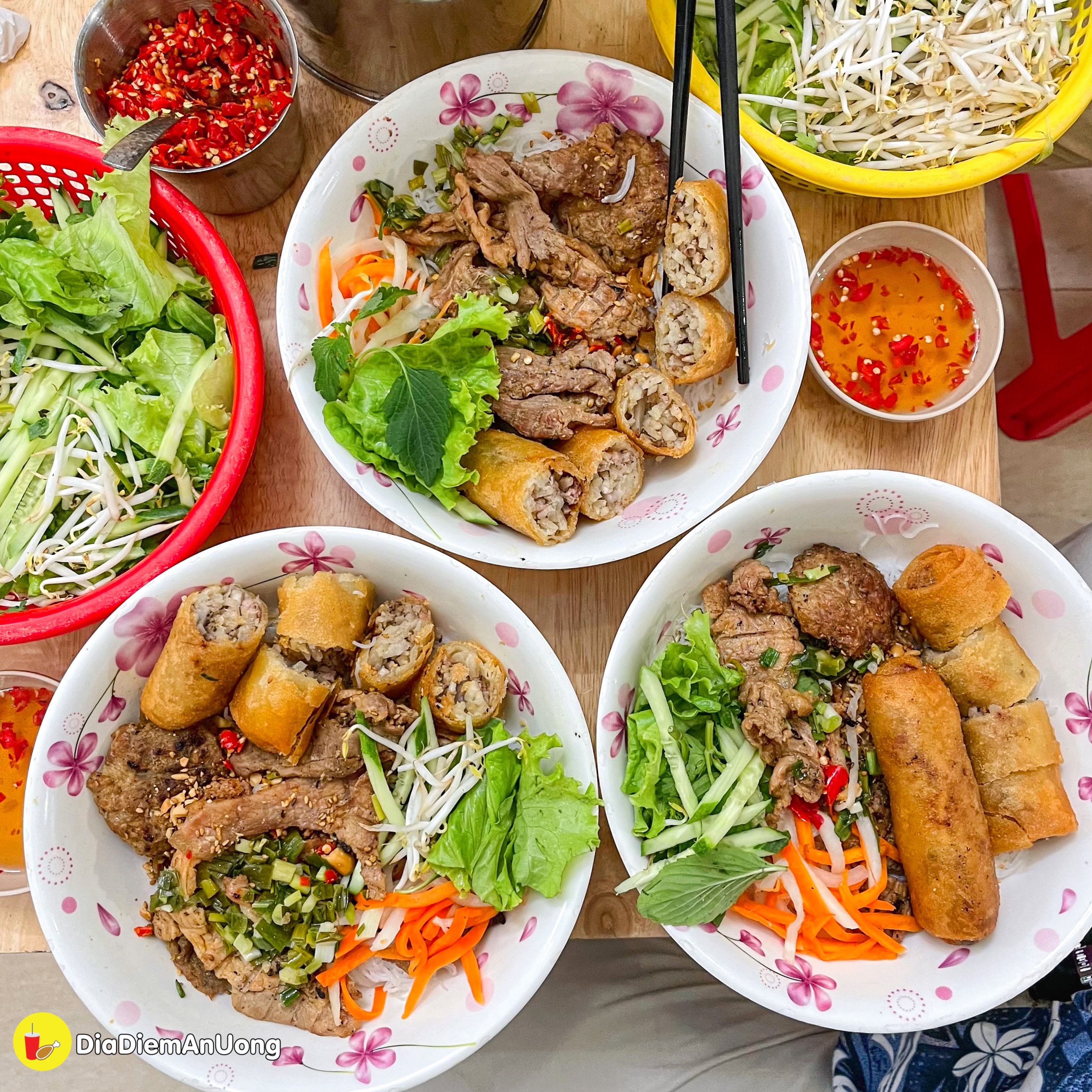 duoc chung nhan michelin guide - tiem bun thit nuong gia binh dan gay to mo o tan binh - anh 9