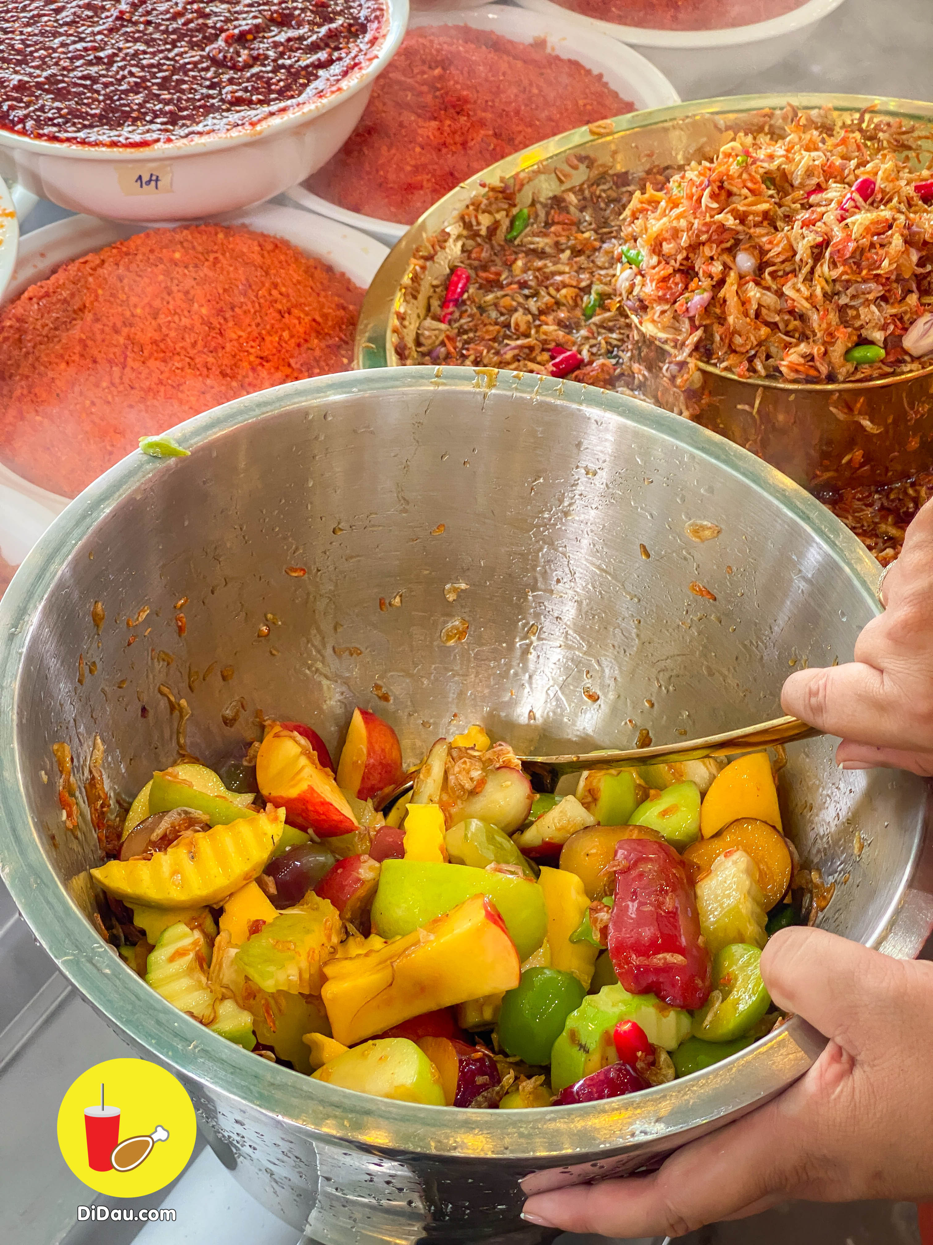 ngon rot nuoc mieng voi hang trai cay cham sot thai doc la nhat sai gon, khach chiu kho xep hang de mua cho bang duoc vi qua hap dan - anh 19