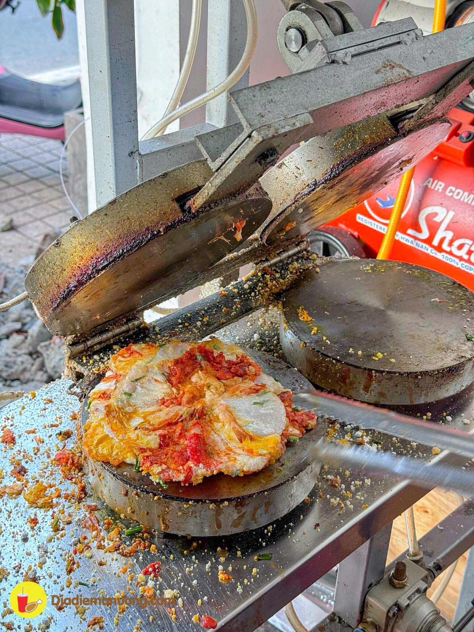 chuan vi goc banh ep hue tom thit an cuc cuon - anh 9