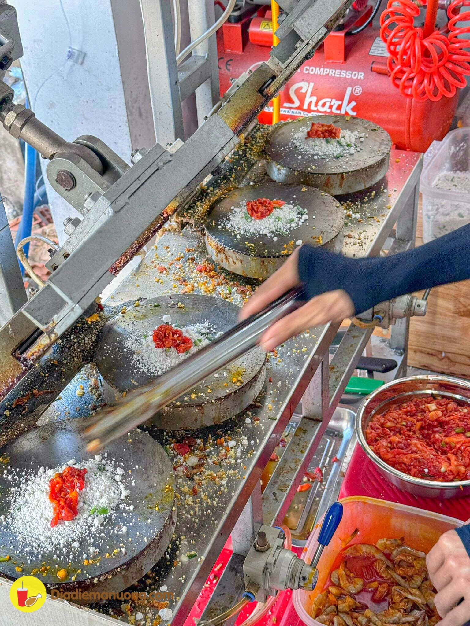 chuan vi goc banh ep hue tom thit an cuc cuon - anh 6