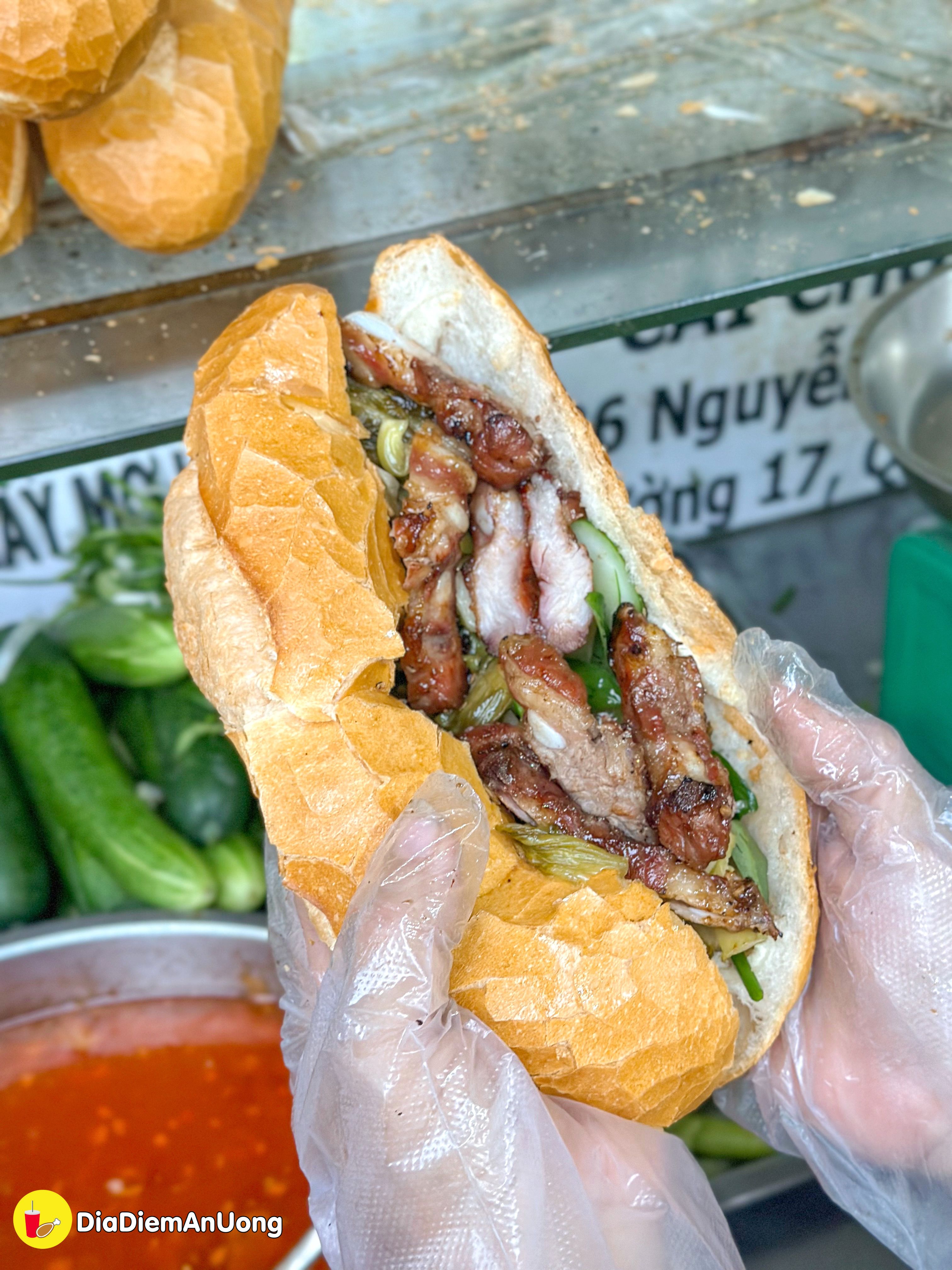 BÁNH MÌ SƯỜN SỤN CẢI CHUA - Nghe tên thì lạ mà ăn là ghiền của cô Hường nổi tiếng khắp vùng - ảnh 7 banh mi suon sun cai chua - nghe ten thi la ma an la ghien cua co huong noi tieng khap vung - anh 7