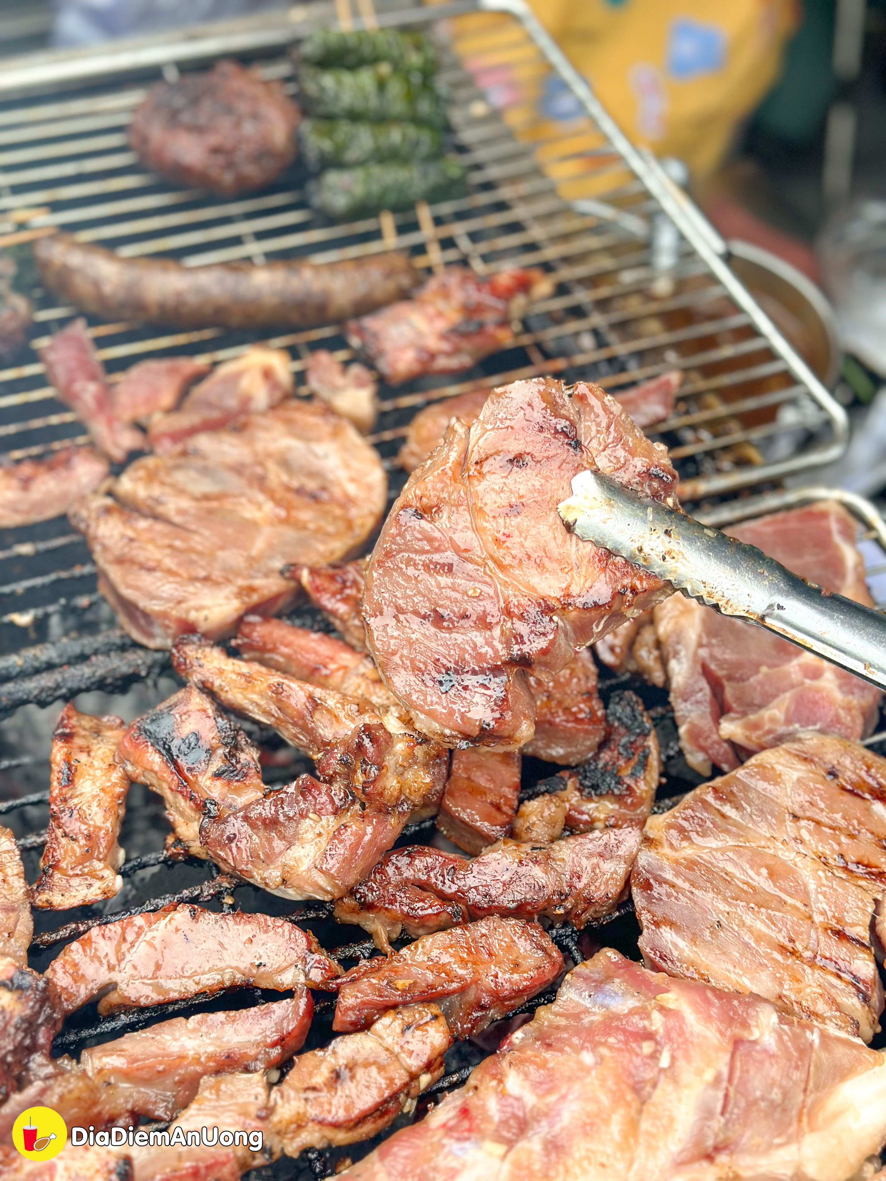 BÁNH MÌ SƯỜN SỤN CẢI CHUA - Nghe tên thì lạ mà ăn là ghiền của cô Hường nổi tiếng khắp vùng - ảnh 4 banh mi suon sun cai chua - nghe ten thi la ma an la ghien cua co huong noi tieng khap vung - anh 4