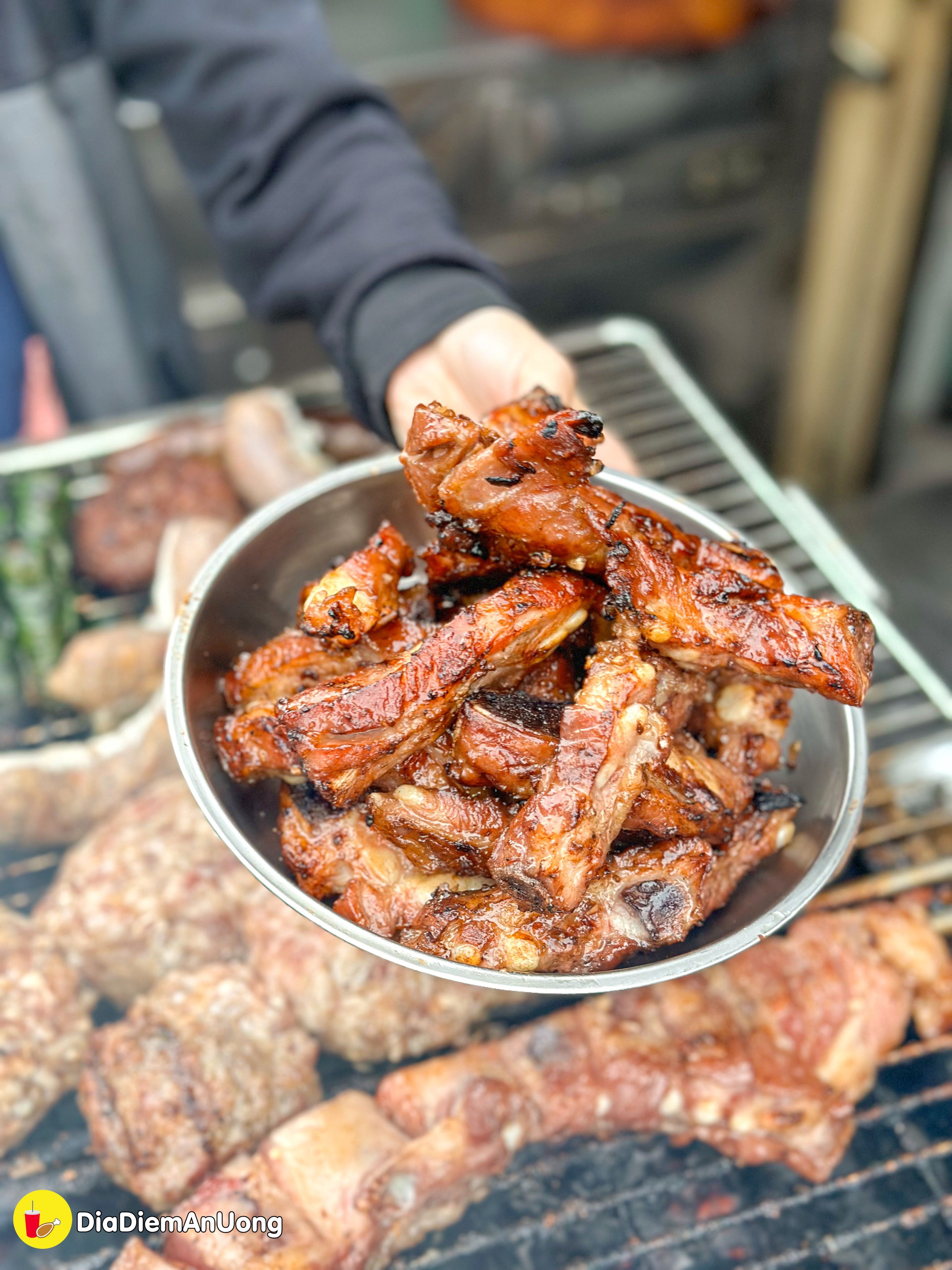 BÁNH MÌ SƯỜN SỤN CẢI CHUA - Nghe tên thì lạ mà ăn là ghiền của cô Hường nổi tiếng khắp vùng - ảnh 5 banh mi suon sun cai chua - nghe ten thi la ma an la ghien cua co huong noi tieng khap vung - anh 5