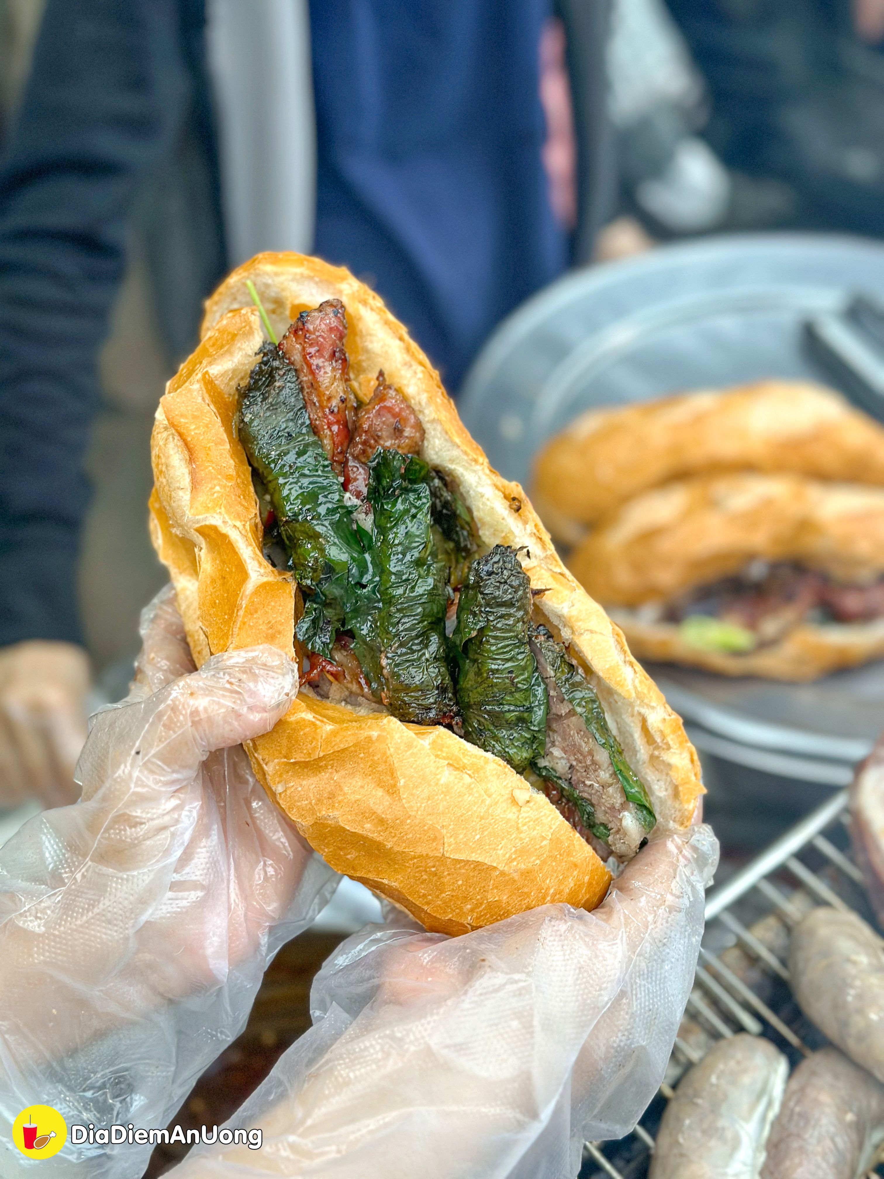 BÁNH MÌ SƯỜN SỤN CẢI CHUA - Nghe tên thì lạ mà ăn là ghiền của cô Hường nổi tiếng khắp vùng - ảnh 9 banh mi suon sun cai chua - nghe ten thi la ma an la ghien cua co huong noi tieng khap vung - anh 9