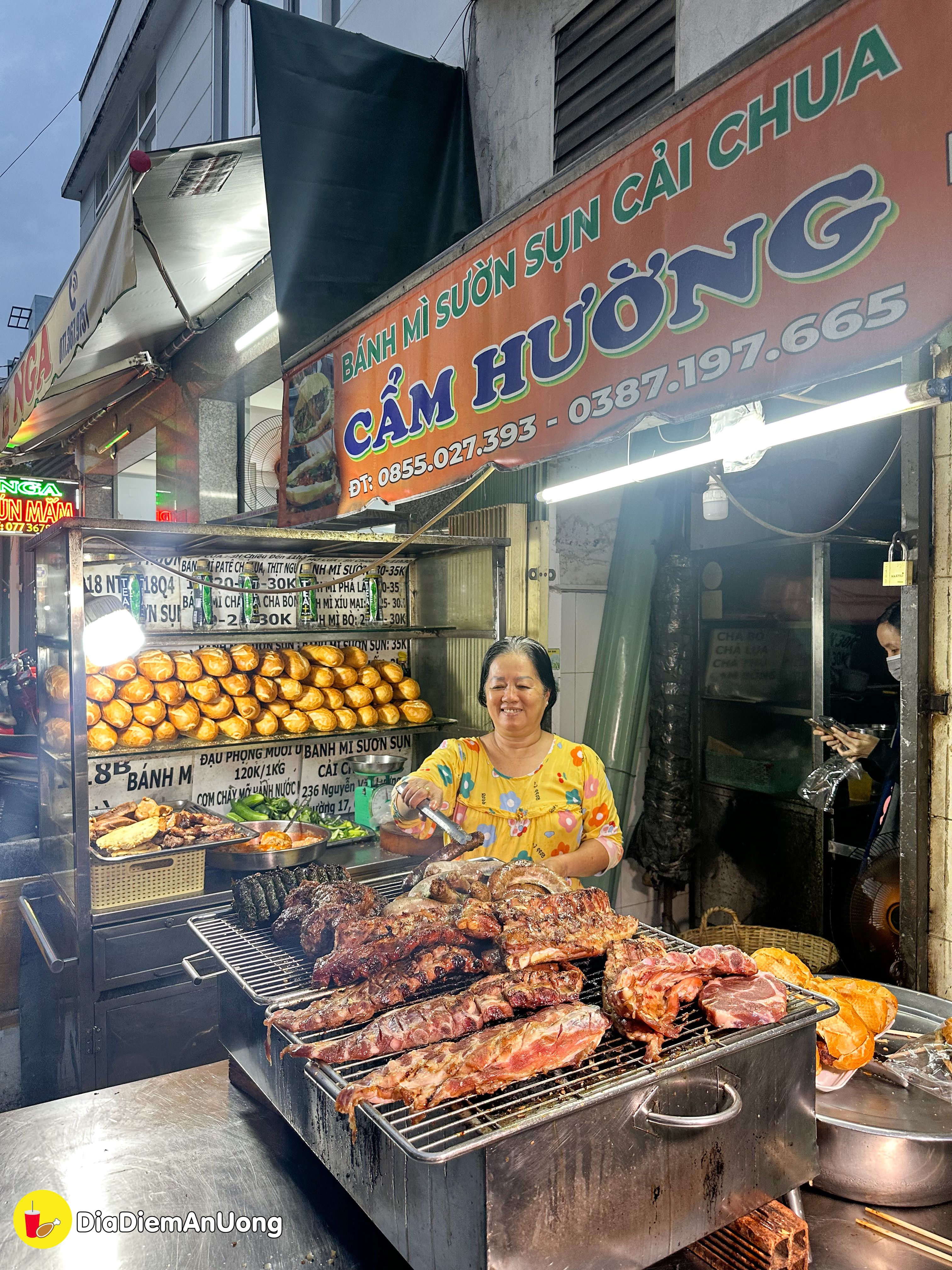 BÁNH MÌ SƯỜN SỤN CẢI CHUA - Nghe tên thì lạ mà ăn là ghiền của cô Hường nổi tiếng khắp vùng - ảnh 14 banh mi suon sun cai chua - nghe ten thi la ma an la ghien cua co huong noi tieng khap vung - anh 14