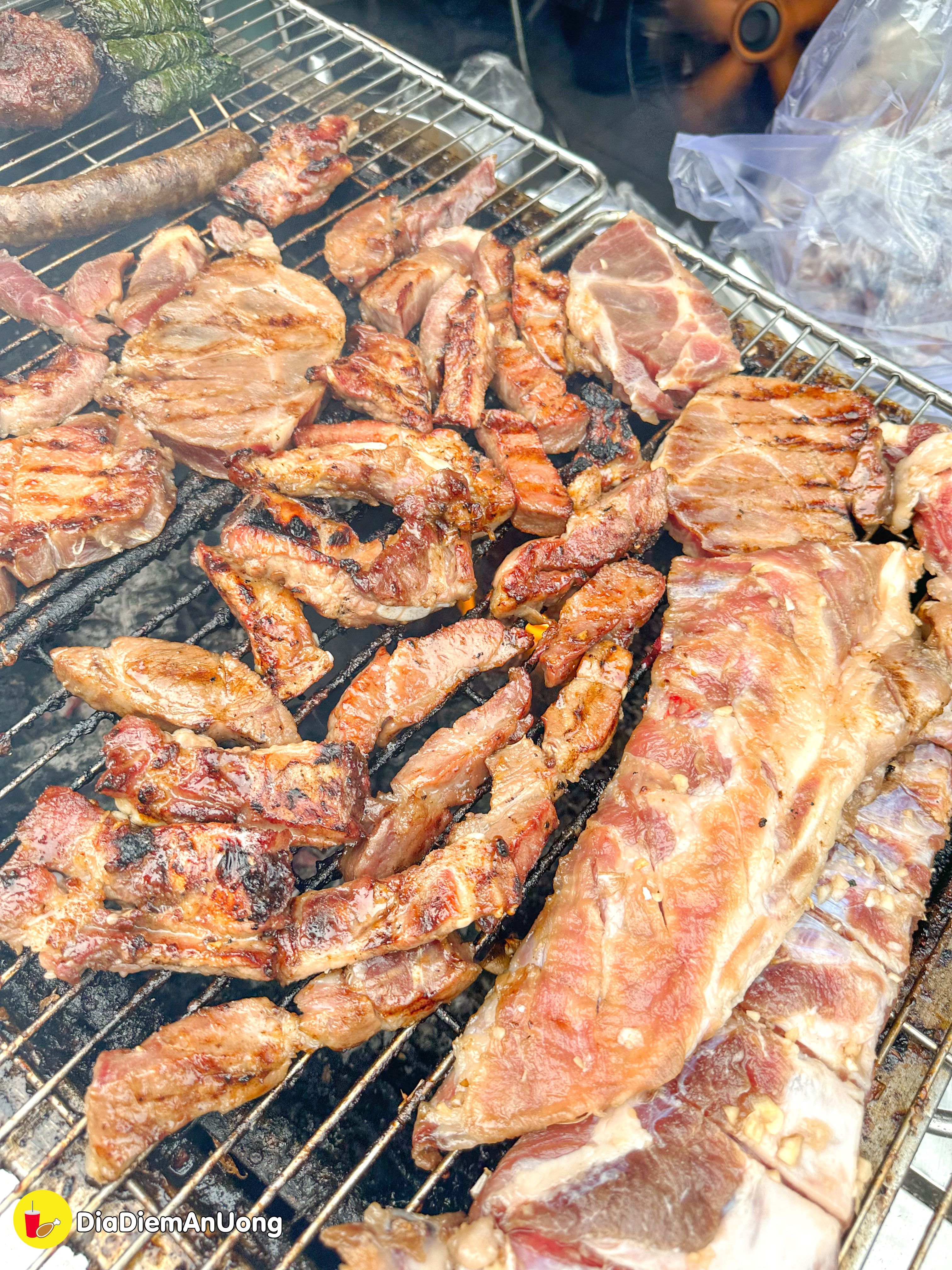 BÁNH MÌ SƯỜN SỤN CẢI CHUA - Nghe tên thì lạ mà ăn là ghiền của cô Hường nổi tiếng khắp vùng - ảnh 2 banh mi suon sun cai chua - nghe ten thi la ma an la ghien cua co huong noi tieng khap vung - anh 2