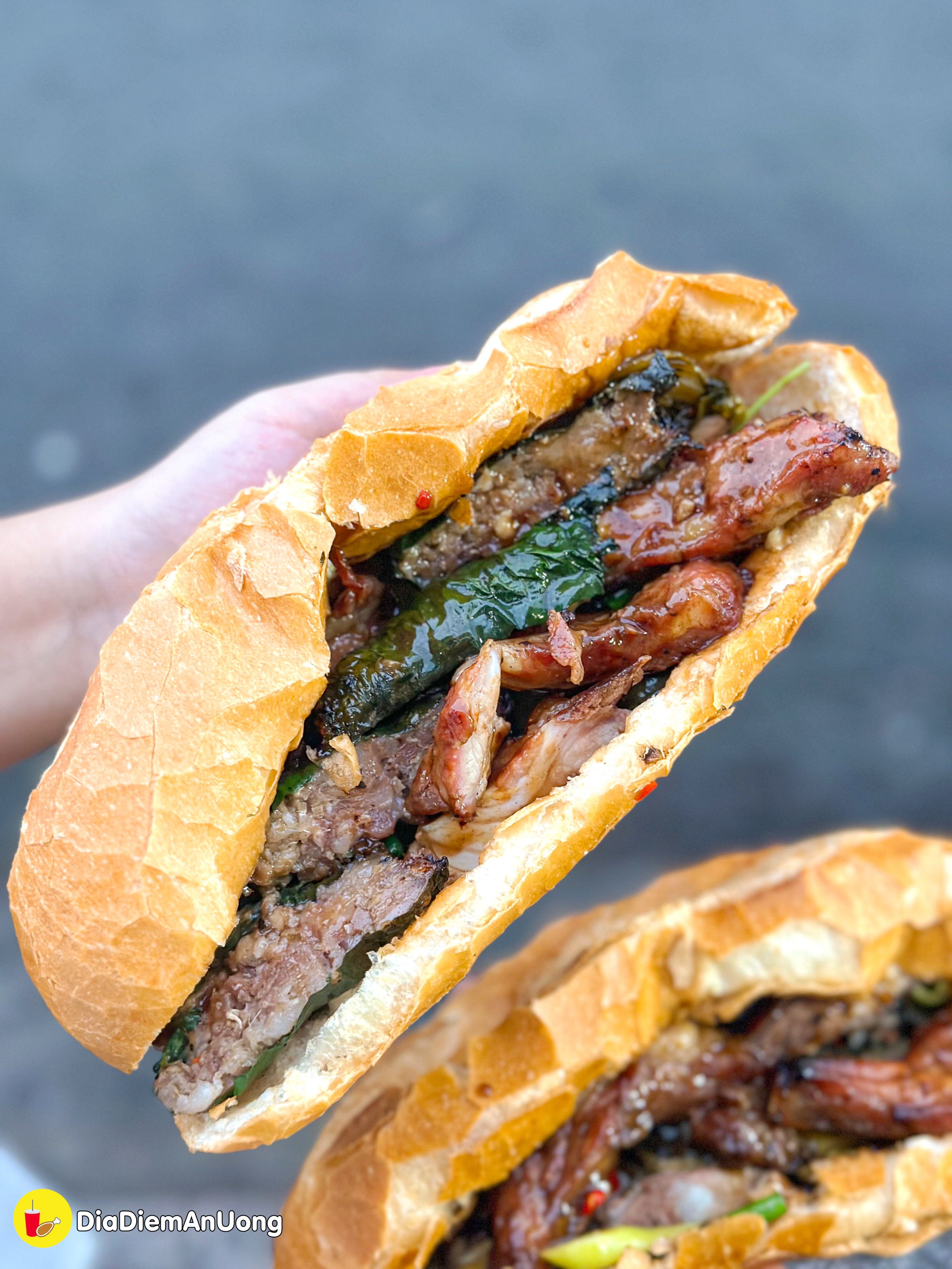 BÁNH MÌ SƯỜN SỤN CẢI CHUA - Nghe tên thì lạ mà ăn là ghiền của cô Hường nổi tiếng khắp vùng - ảnh 11 banh mi suon sun cai chua - nghe ten thi la ma an la ghien cua co huong noi tieng khap vung - anh 11