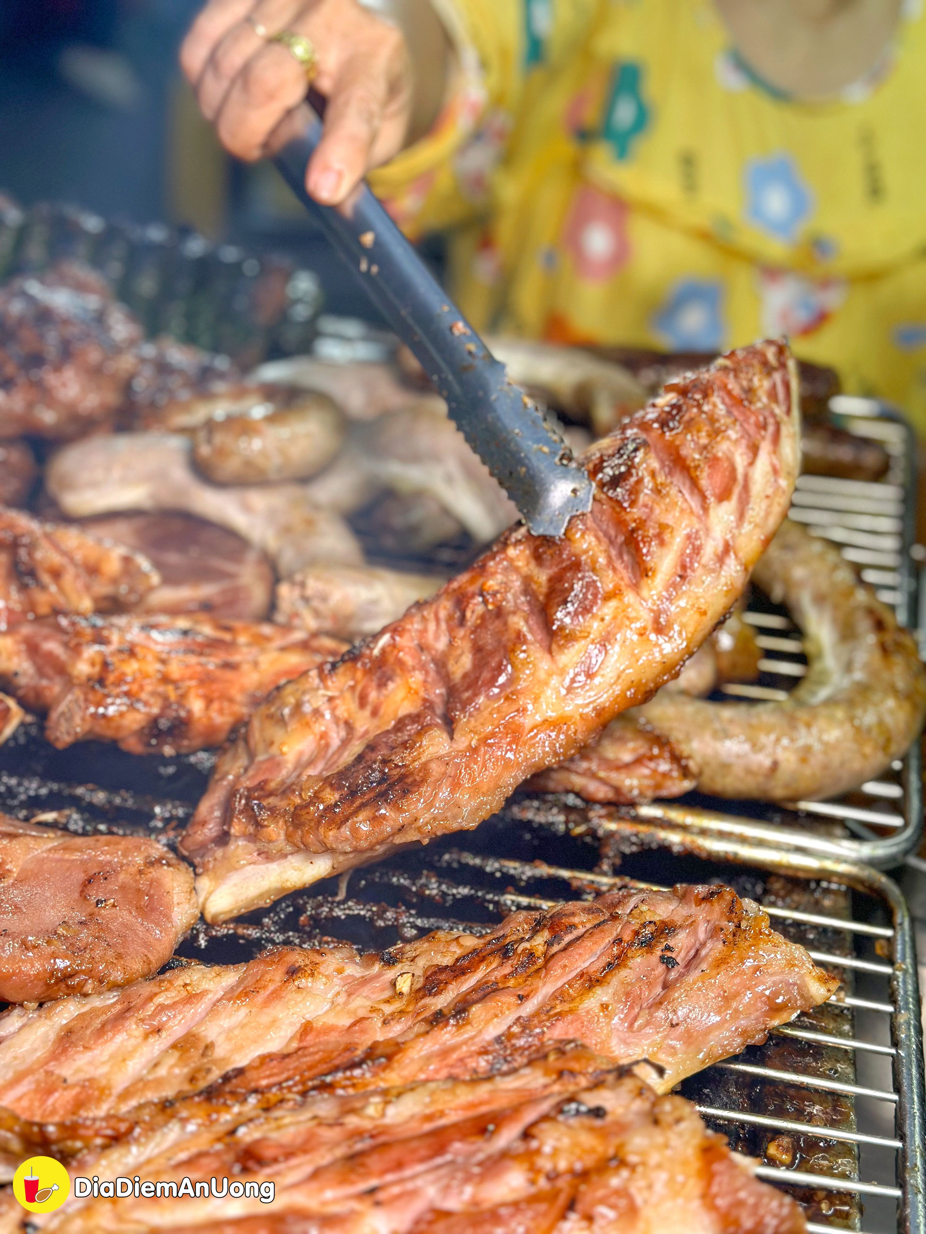 BÁNH MÌ SƯỜN SỤN CẢI CHUA - Nghe tên thì lạ mà ăn là ghiền của cô Hường nổi tiếng khắp vùng - ảnh 1 banh mi suon sun cai chua - nghe ten thi la ma an la ghien cua co huong noi tieng khap vung - anh 1