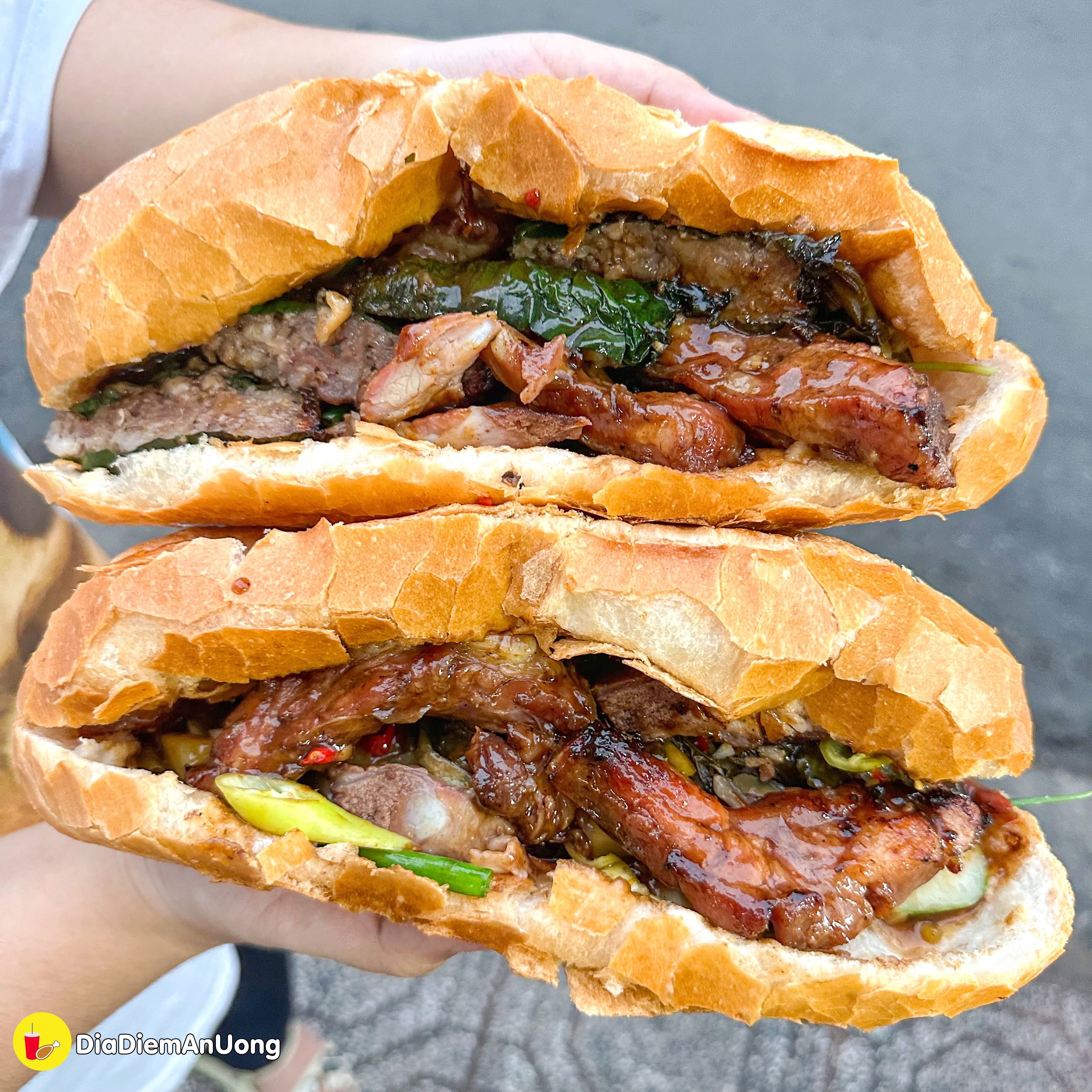 BÁNH MÌ SƯỜN SỤN CẢI CHUA - Nghe tên thì lạ mà ăn là ghiền của cô Hường nổi tiếng khắp vùng - ảnh 13 banh mi suon sun cai chua - nghe ten thi la ma an la ghien cua co huong noi tieng khap vung - anh 13