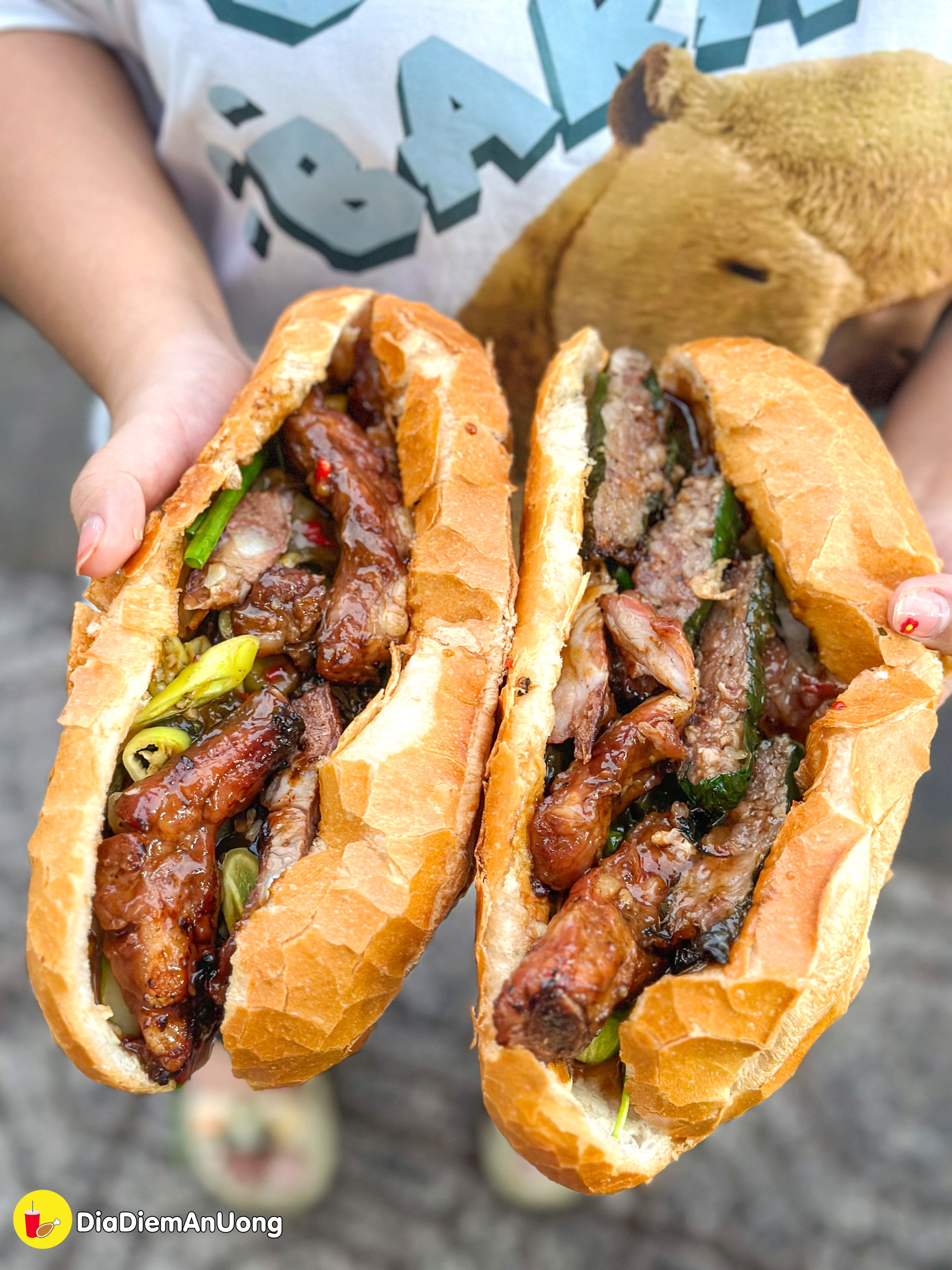 BÁNH MÌ SƯỜN SỤN CẢI CHUA - Nghe tên thì lạ mà ăn là ghiền của cô Hường nổi tiếng khắp vùng - ảnh 10 banh mi suon sun cai chua - nghe ten thi la ma an la ghien cua co huong noi tieng khap vung - anh 10