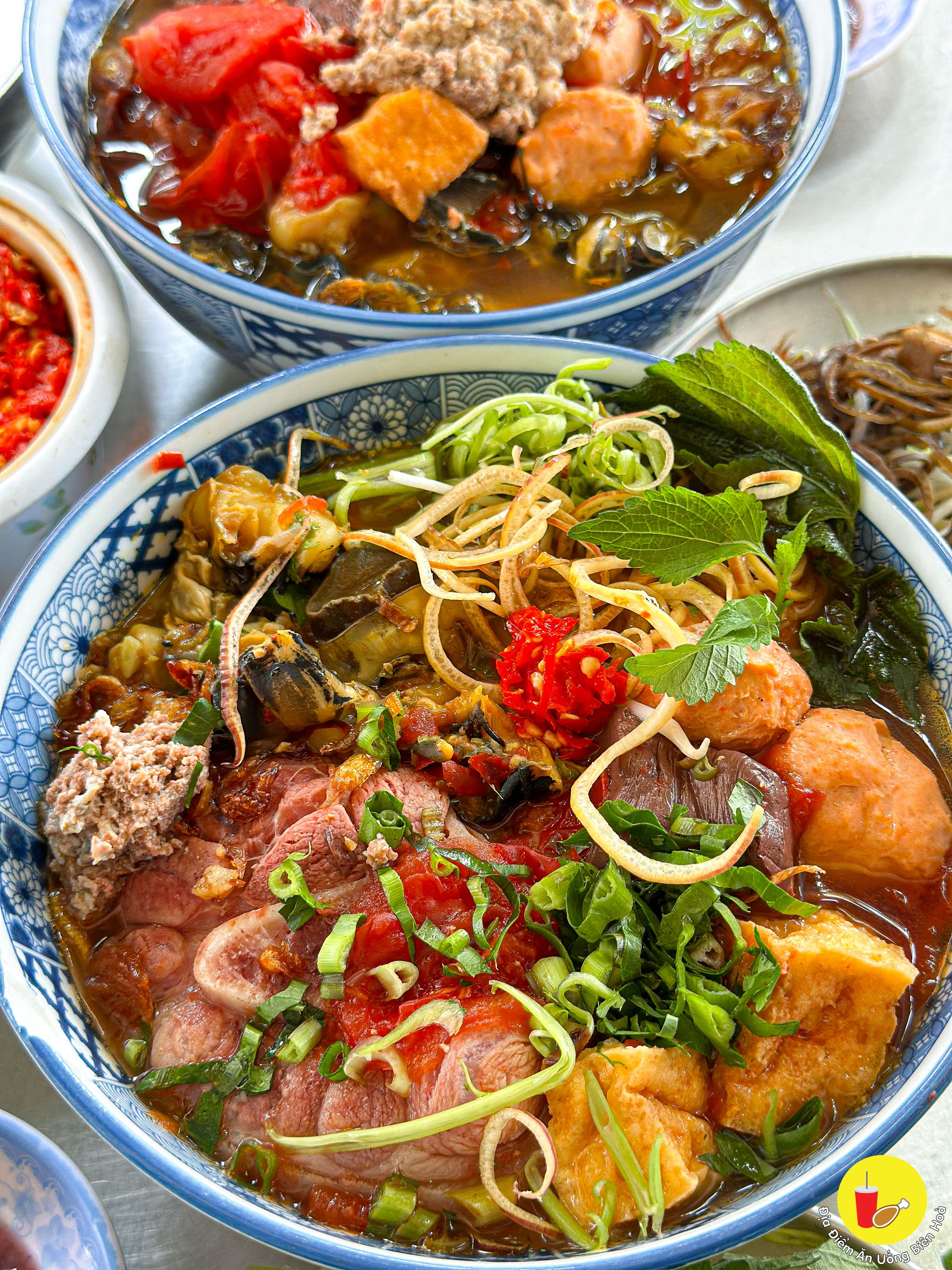 Choáng ngợp với BÚN RIÊU ỐC đại gia ngập topping