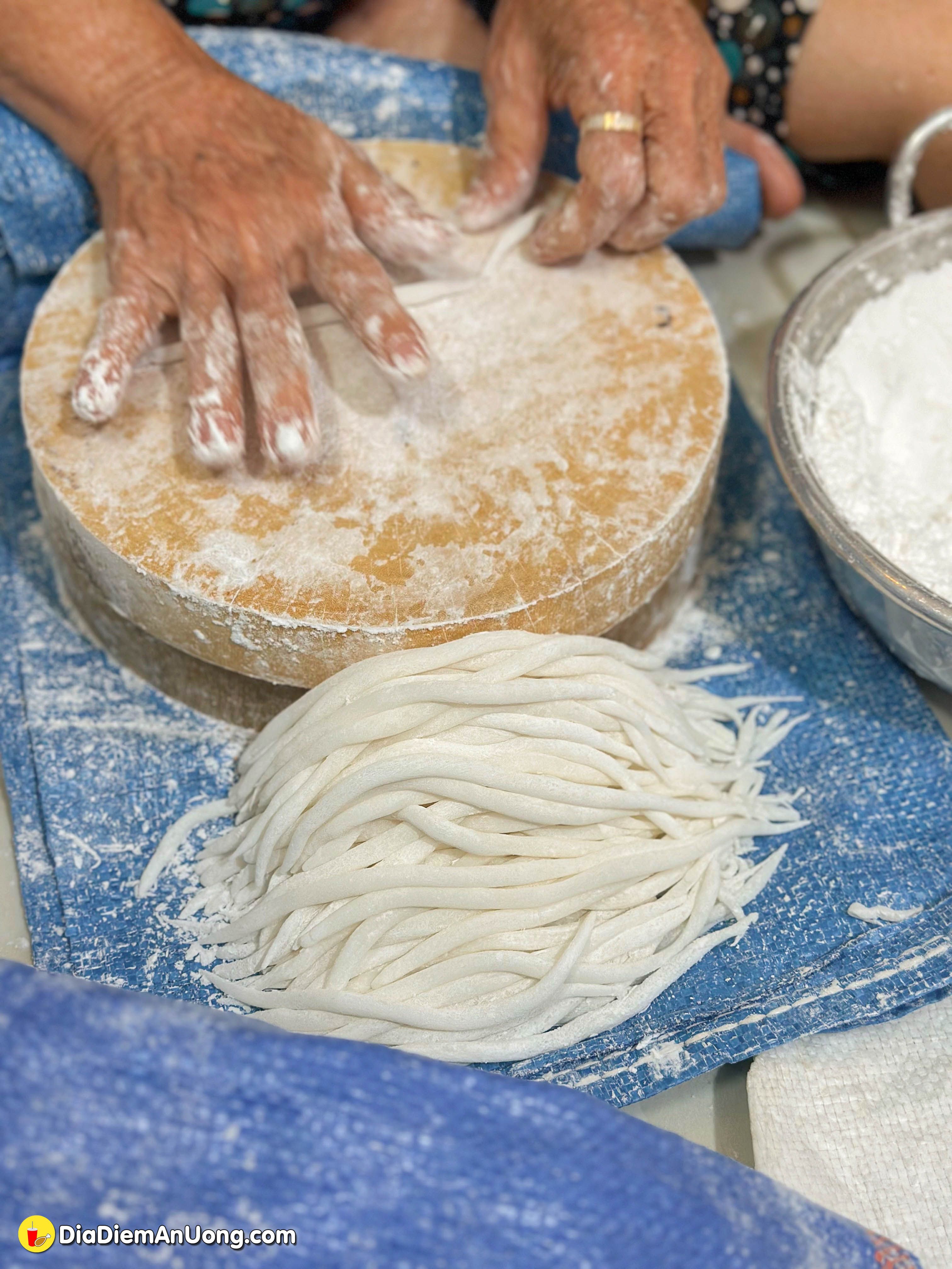 Chủ quán Bánh Tằm Nước Cốt Dừa chia sẻ cách làm SỢI BÁNH TẦM SE TAY gần như thất truyền - ảnh 10 chu quan banh tam nuoc cot dua chia se cach lam soi banh tam se tay gan nhu that truyen - anh 10