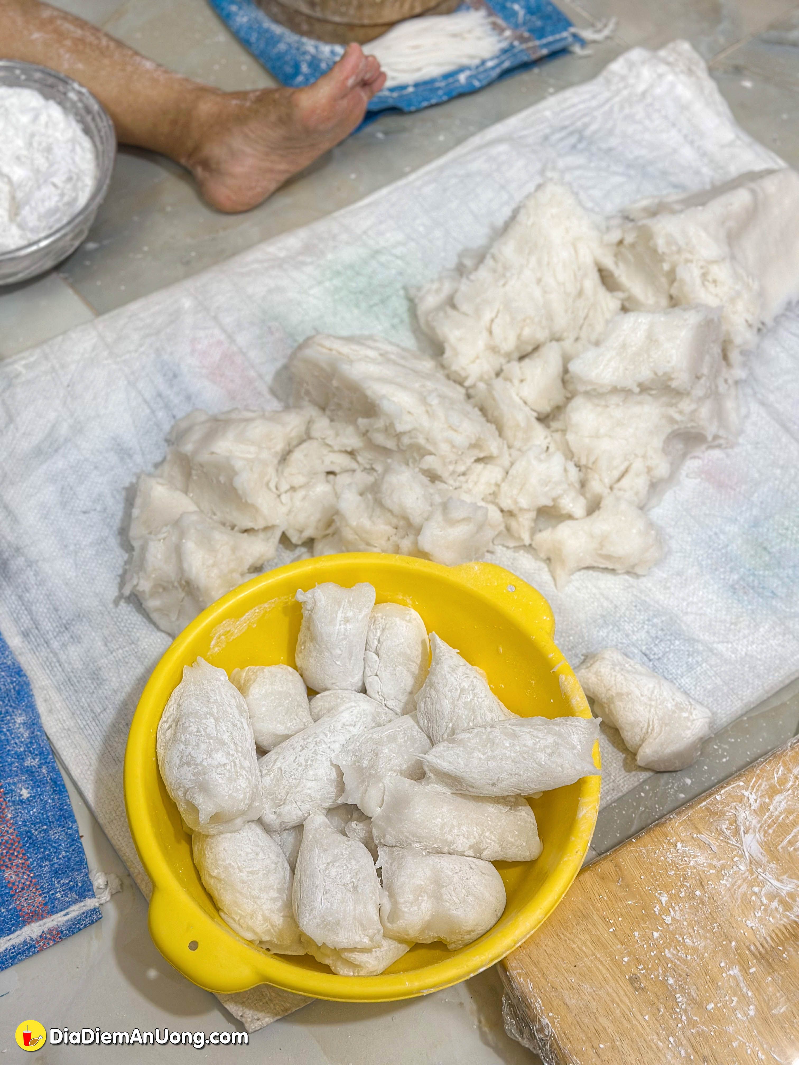 Chủ quán Bánh Tằm Nước Cốt Dừa chia sẻ cách làm SỢI BÁNH TẦM SE TAY gần như thất truyền - ảnh 7 chu quan banh tam nuoc cot dua chia se cach lam soi banh tam se tay gan nhu that truyen - anh 7