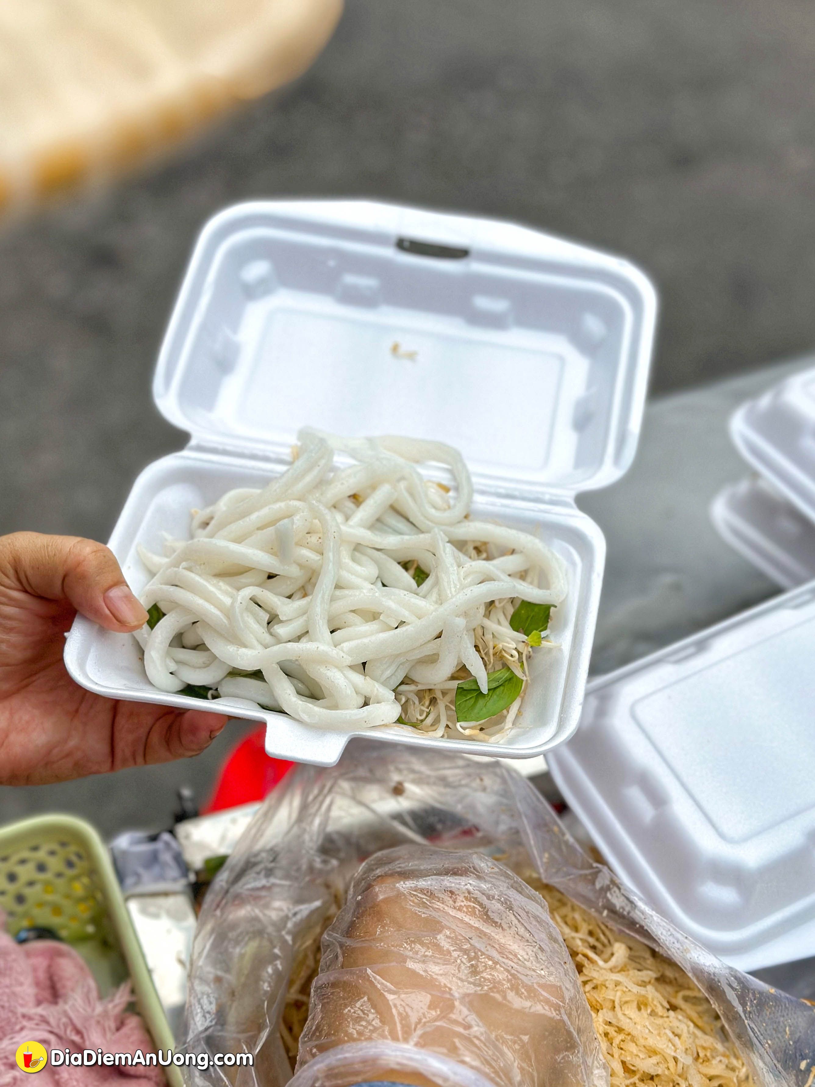 Chủ quán Bánh Tằm Nước Cốt Dừa chia sẻ cách làm SỢI BÁNH TẦM SE TAY gần như thất truyền - ảnh 3 chu quan banh tam nuoc cot dua chia se cach lam soi banh tam se tay gan nhu that truyen - anh 3