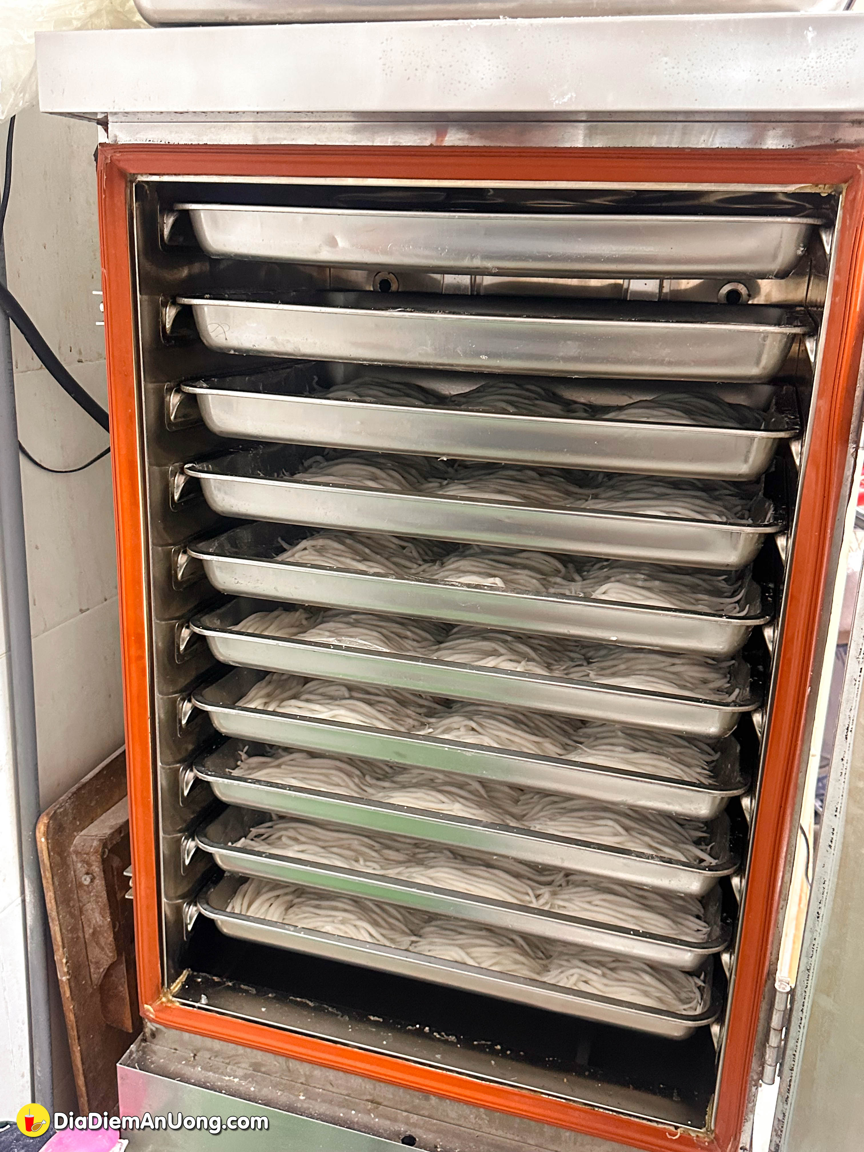 Chủ quán Bánh Tằm Nước Cốt Dừa chia sẻ cách làm SỢI BÁNH TẦM SE TAY gần như thất truyền - ảnh 11 chu quan banh tam nuoc cot dua chia se cach lam soi banh tam se tay gan nhu that truyen - anh 11