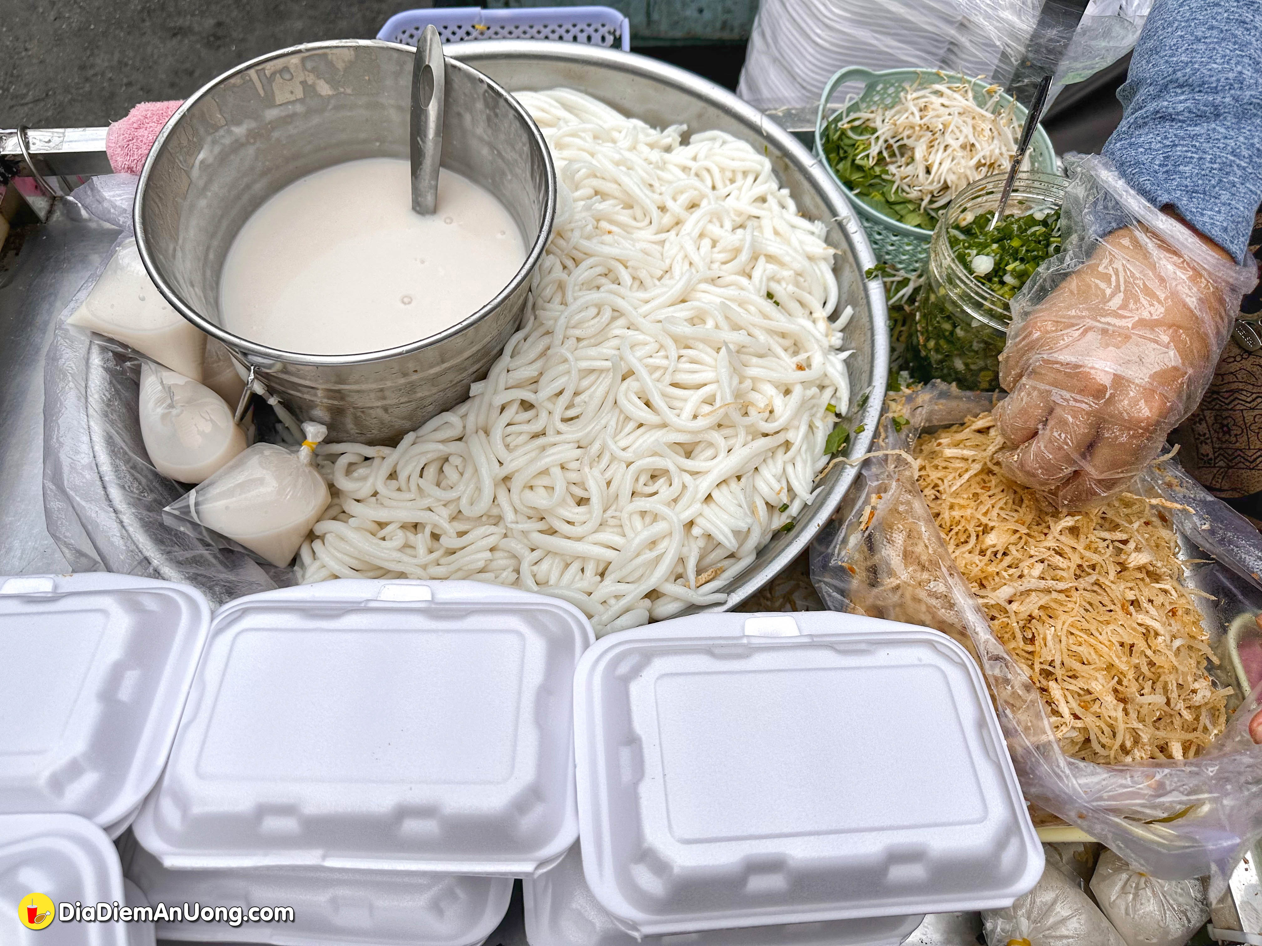 Chủ quán Bánh Tằm Nước Cốt Dừa chia sẻ cách làm SỢI BÁNH TẦM SE TAY gần như thất truyền - ảnh 2 chu quan banh tam nuoc cot dua chia se cach lam soi banh tam se tay gan nhu that truyen - anh 2